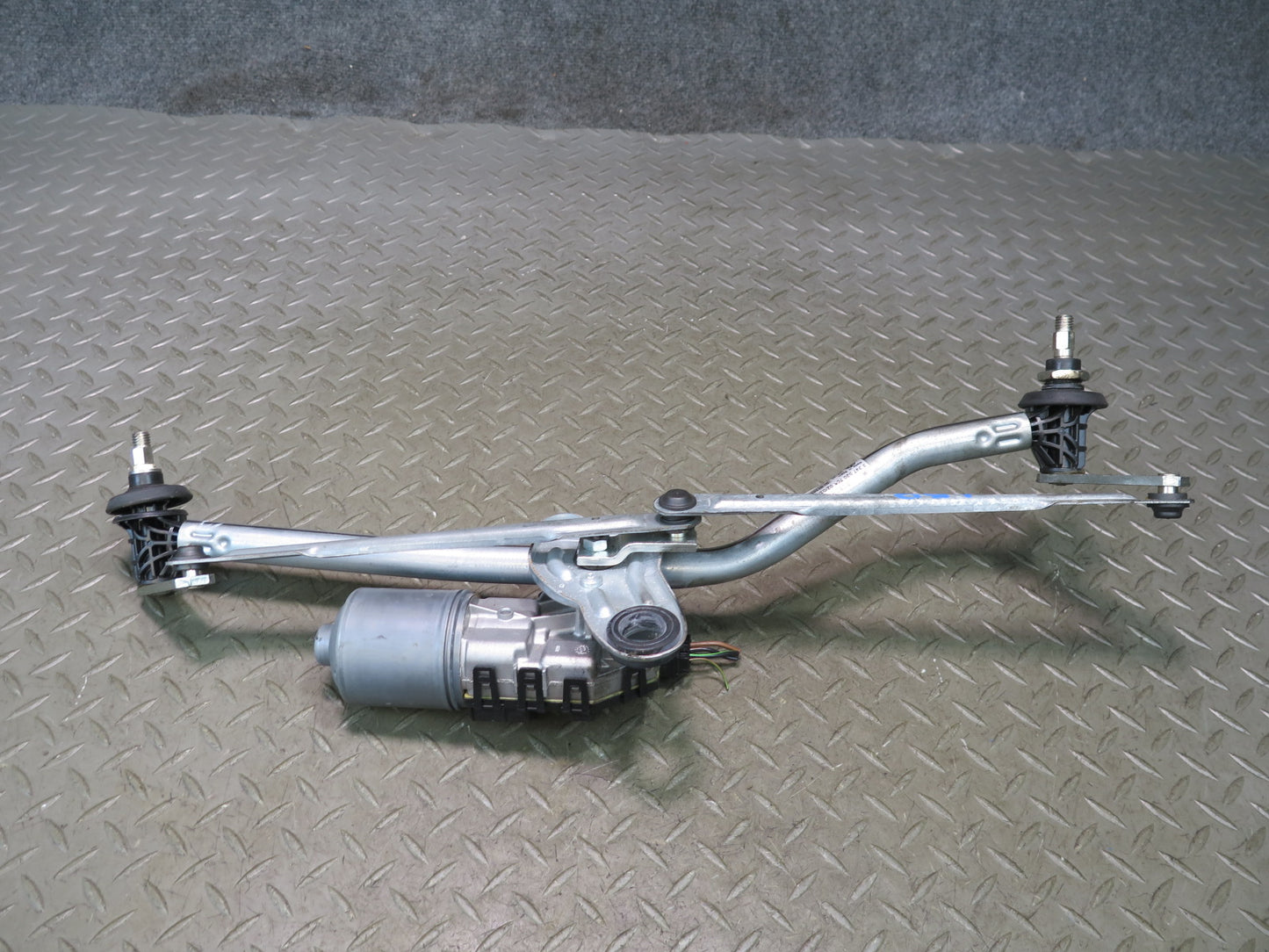 01-06 BMW E46 330Ci Windshield Wiper Transmission Linkage w Motor 7045613 OEM