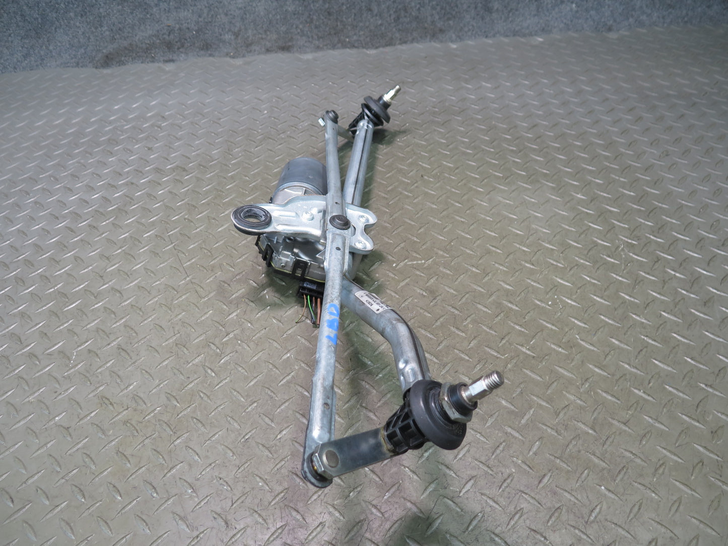 01-06 BMW E46 330Ci Windshield Wiper Transmission Linkage w Motor 7045613 OEM
