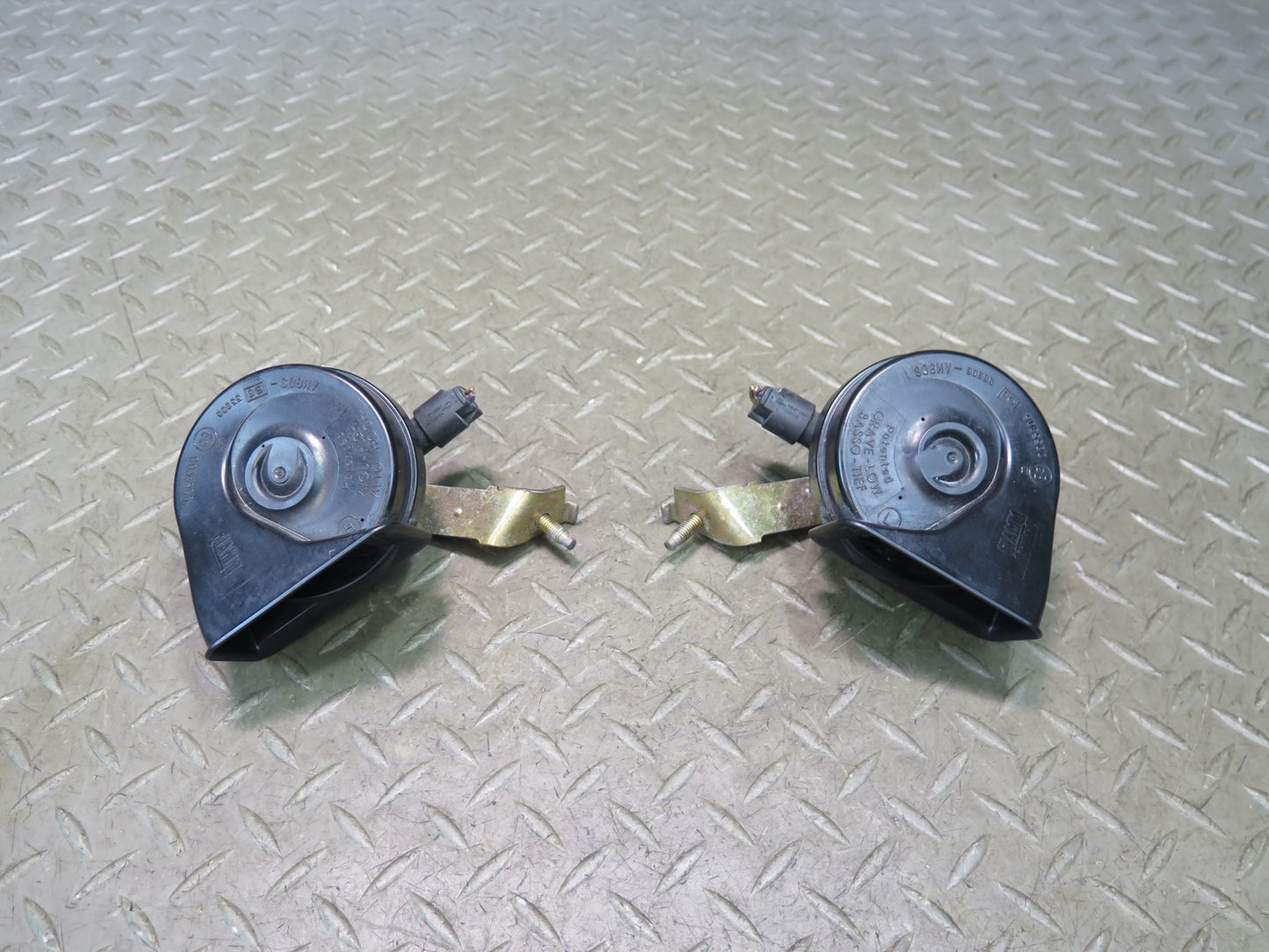 01-06 BMW E46 330ci Set of 2 High & Low Tone Note Pitch Horn Signal OEM