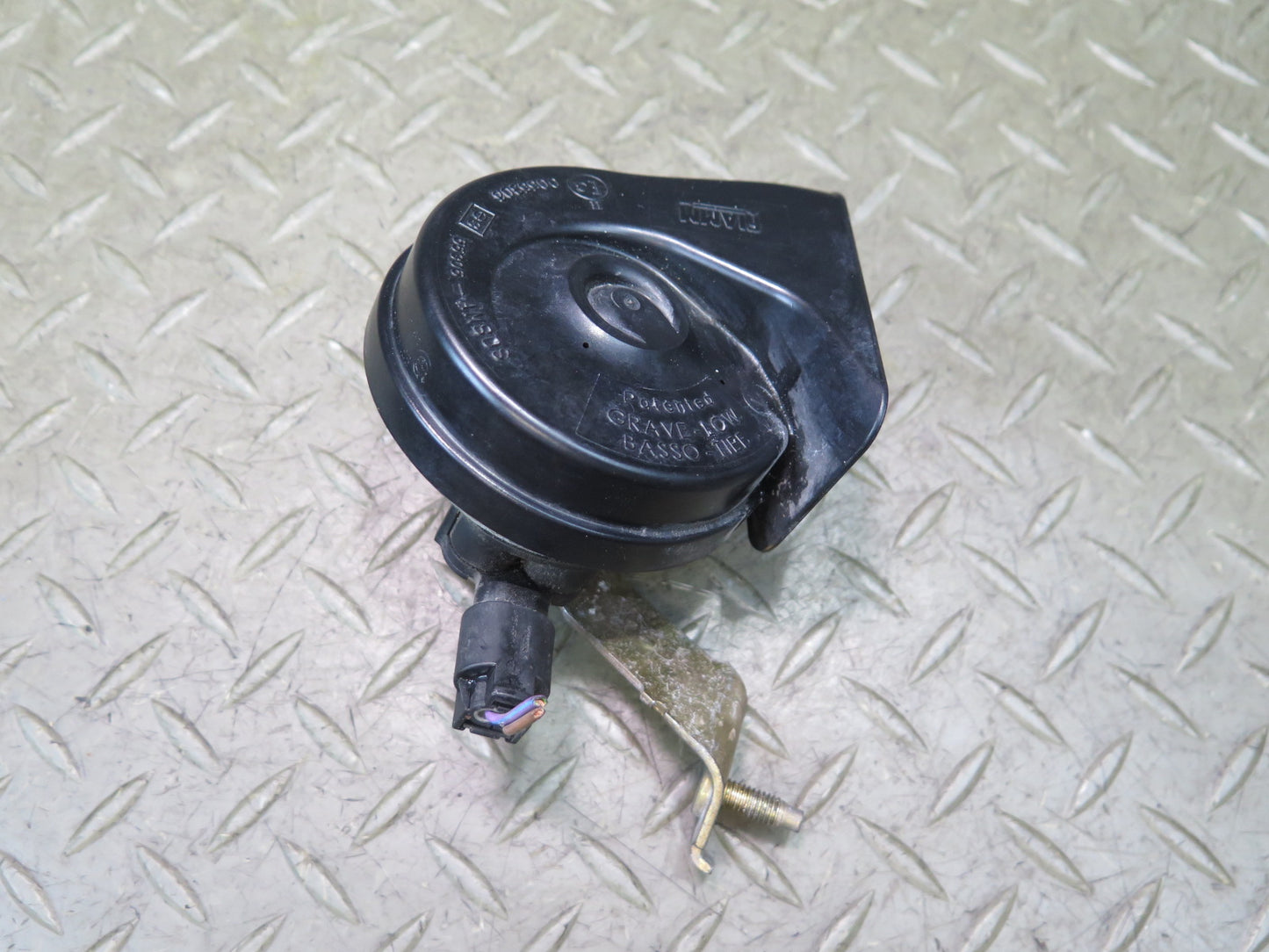 01-06 BMW E46 330ci Set of 2 High & Low Tone Note Pitch Horn Signal OEM