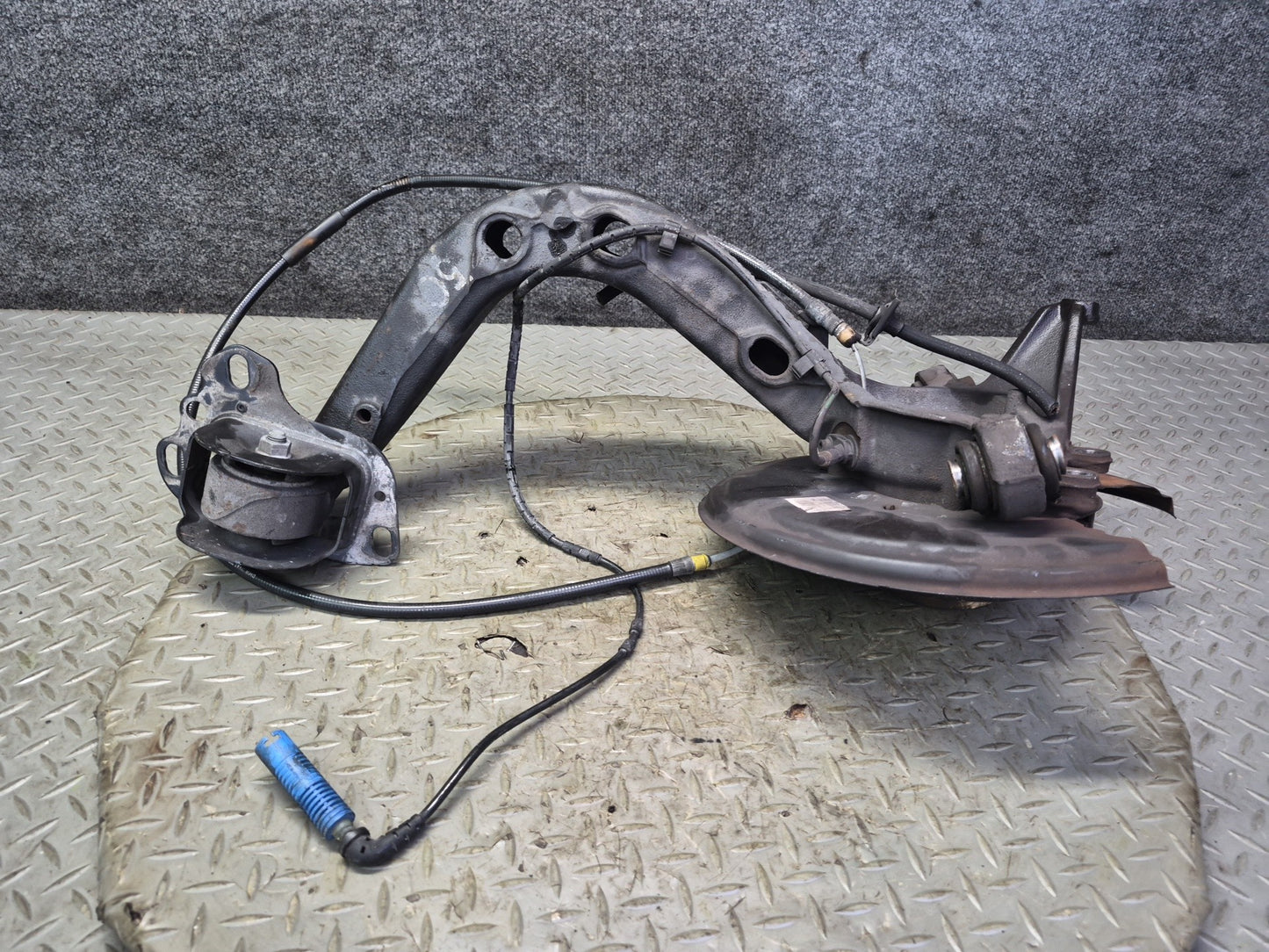 01-06 BMW E46 330i 330Ci RWD Rear Left Knuckle Wheel Hub Trailing Arm OEM