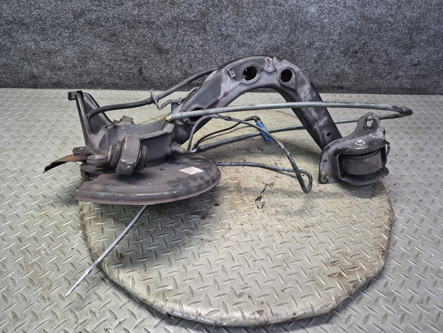 01-06 BMW E46 330i 330Ci RWD Rear Right Knuckle Wheel Hub Trailing Arm OEM