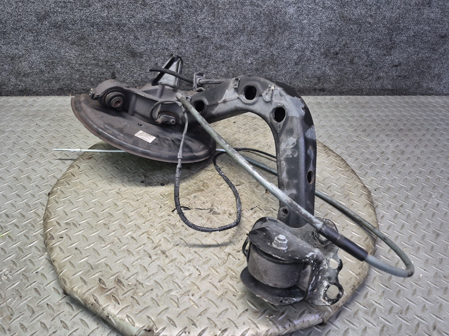 01-06 BMW E46 330i 330Ci RWD Rear Right Knuckle Wheel Hub Trailing Arm OEM