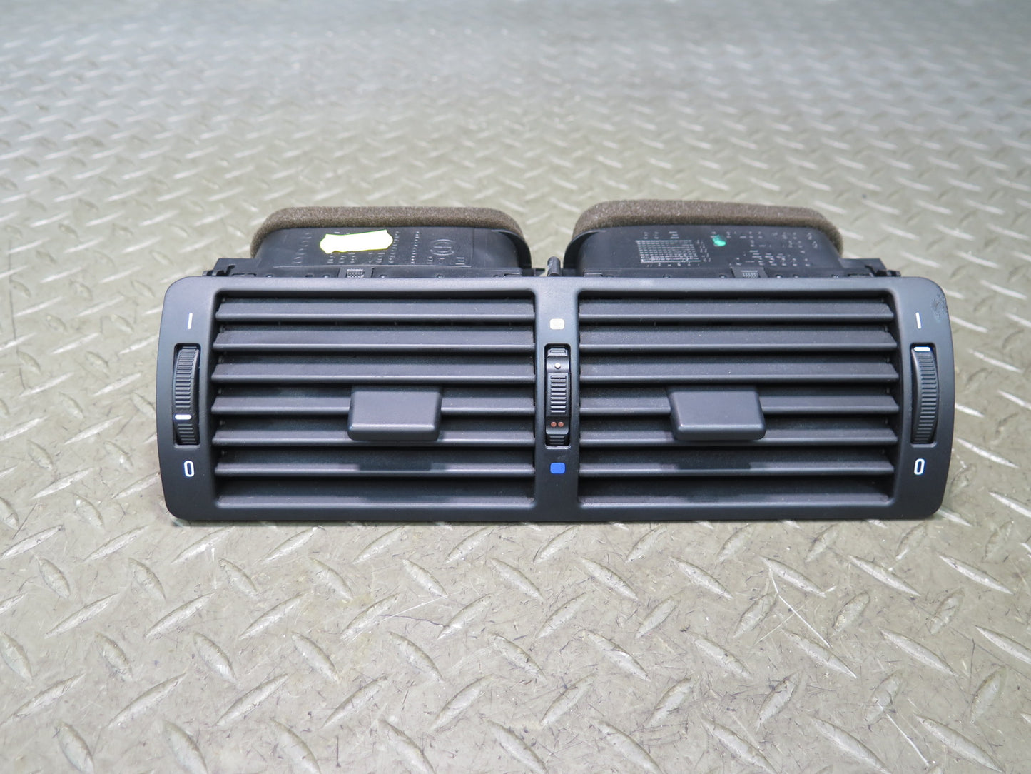 97-03 BMW E39 540i Dash Center A/C Air Vent Grille 8391179 OEM