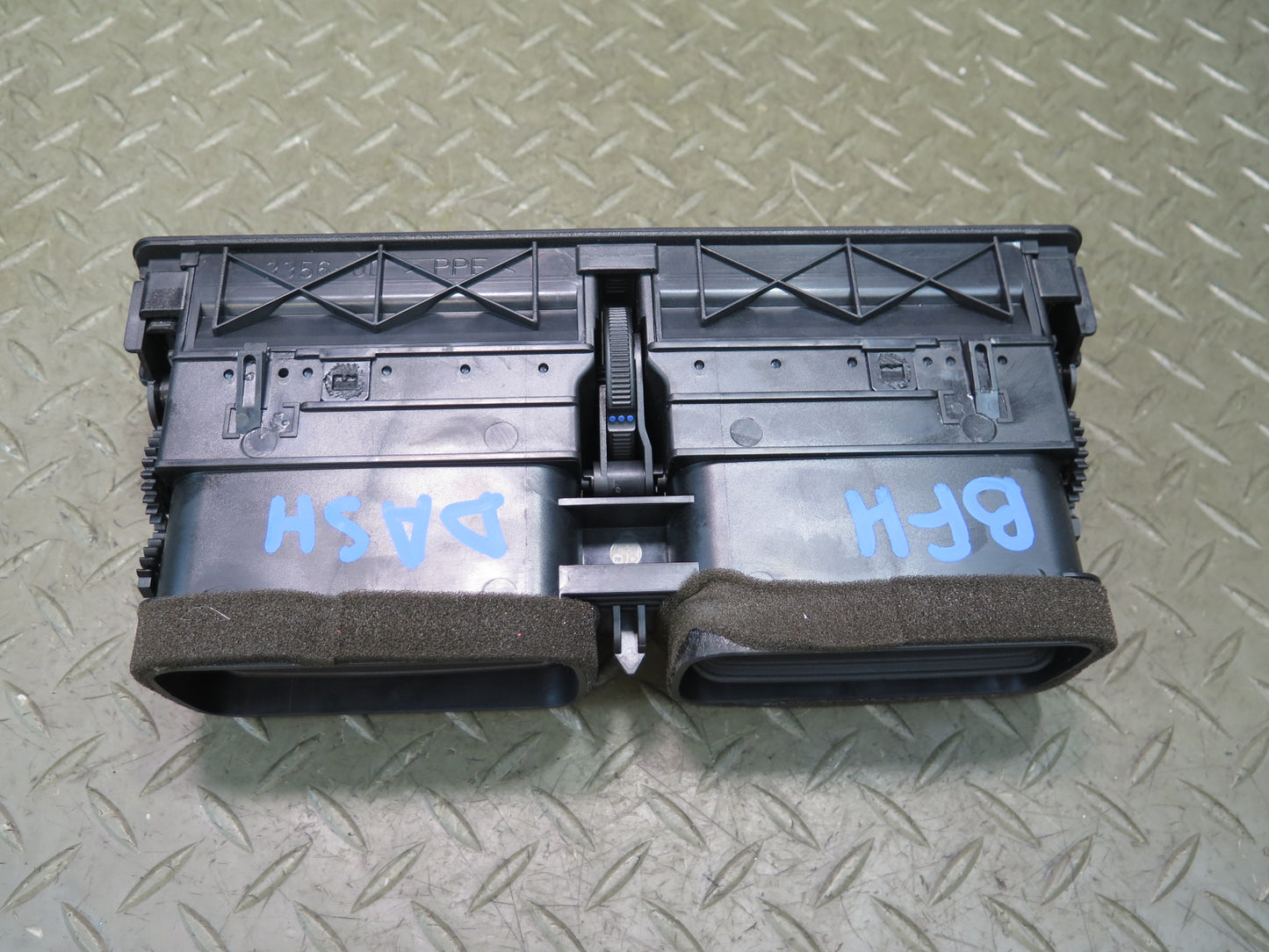 97-03 BMW E39 540i Dash Center A/C Air Vent Grille 8391179 OEM