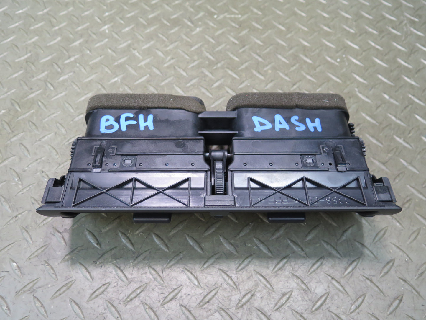 97-03 BMW E39 540i Dash Center A/C Air Vent Grille 8391179 OEM