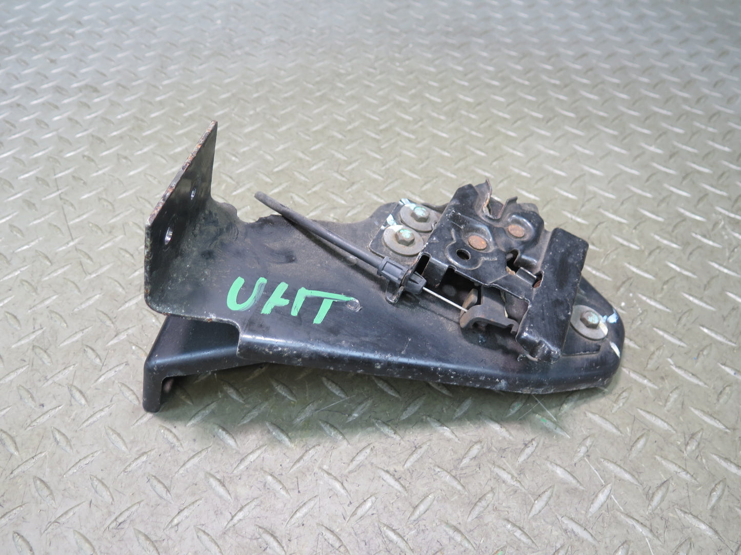 2003-2007 Hummer H2 Hood Lock Latch Catch Support Bracket 15172382