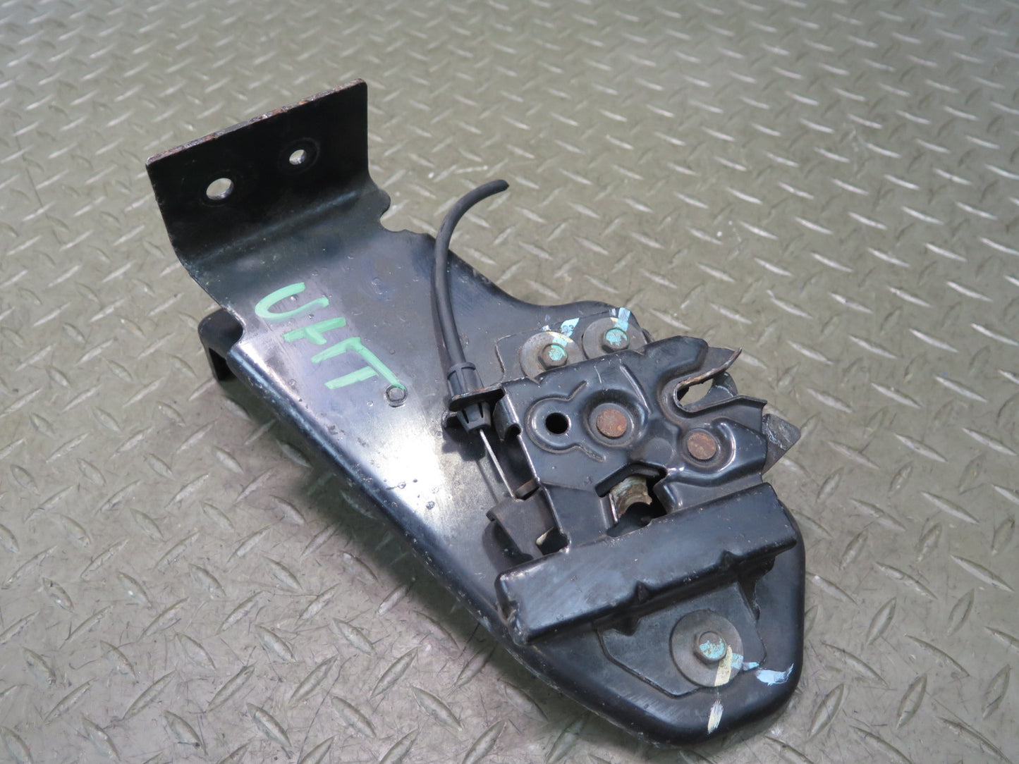 2003-2007 Hummer H2 Hood Lock Latch Catch Support Bracket 15172382