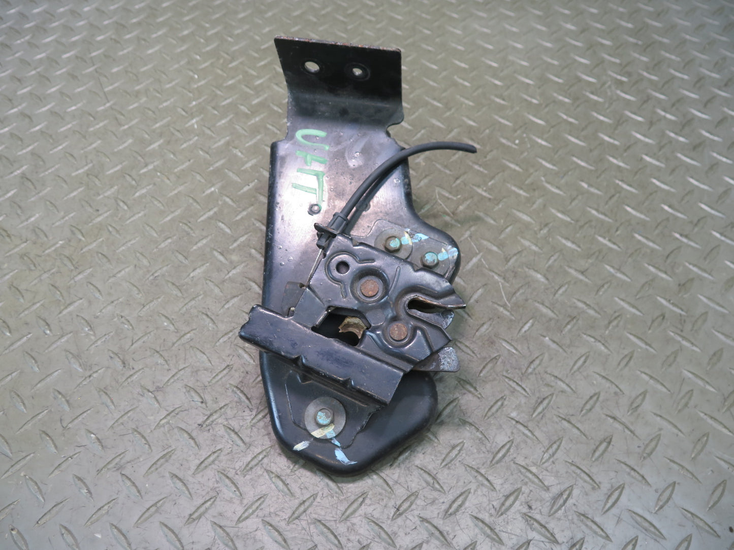 2003-2007 Hummer H2 Hood Lock Latch Catch Support Bracket 15172382