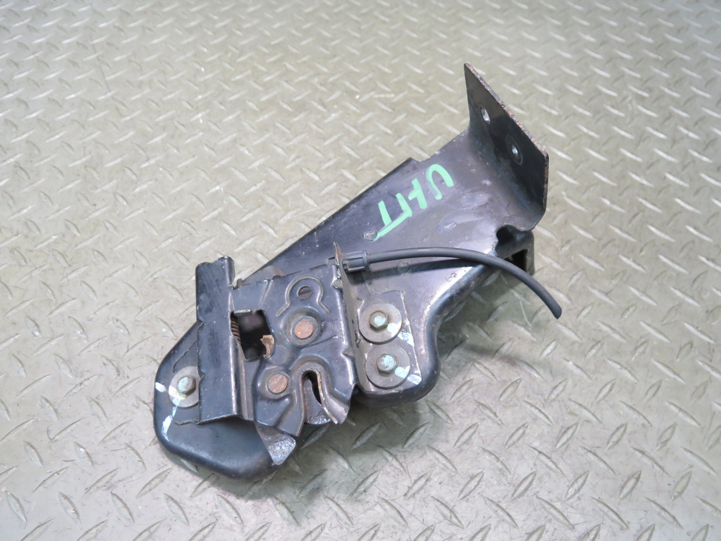 2003-2007 Hummer H2 Hood Lock Latch Catch Support Bracket 15172382