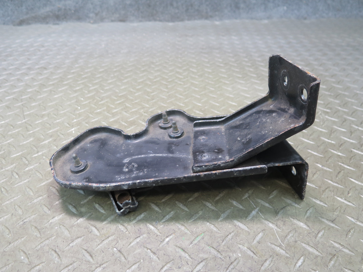 2003-2007 Hummer H2 Hood Lock Latch Catch Support Bracket 15172382