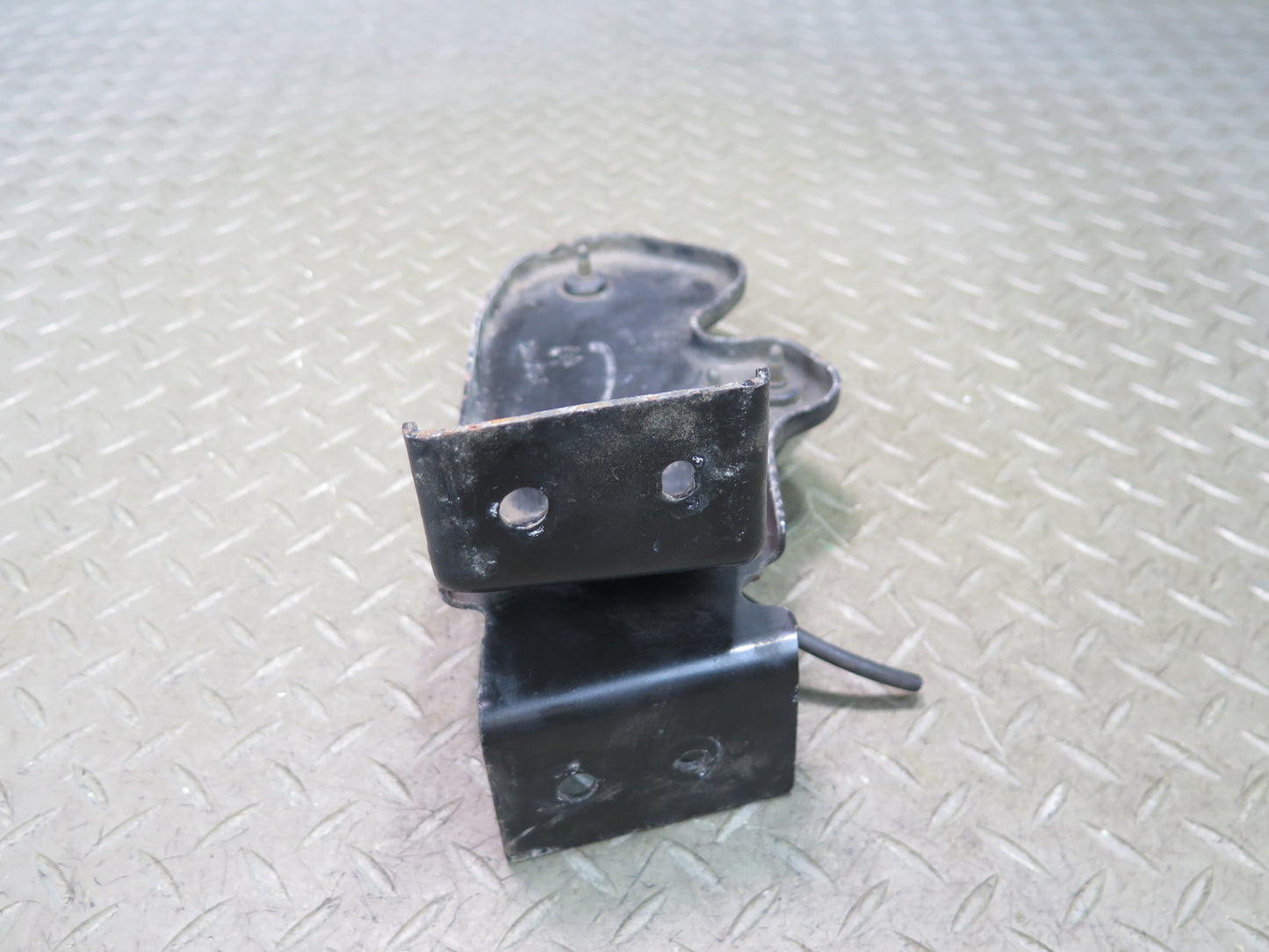 2003-2007 Hummer H2 Hood Lock Latch Catch Support Bracket 15172382