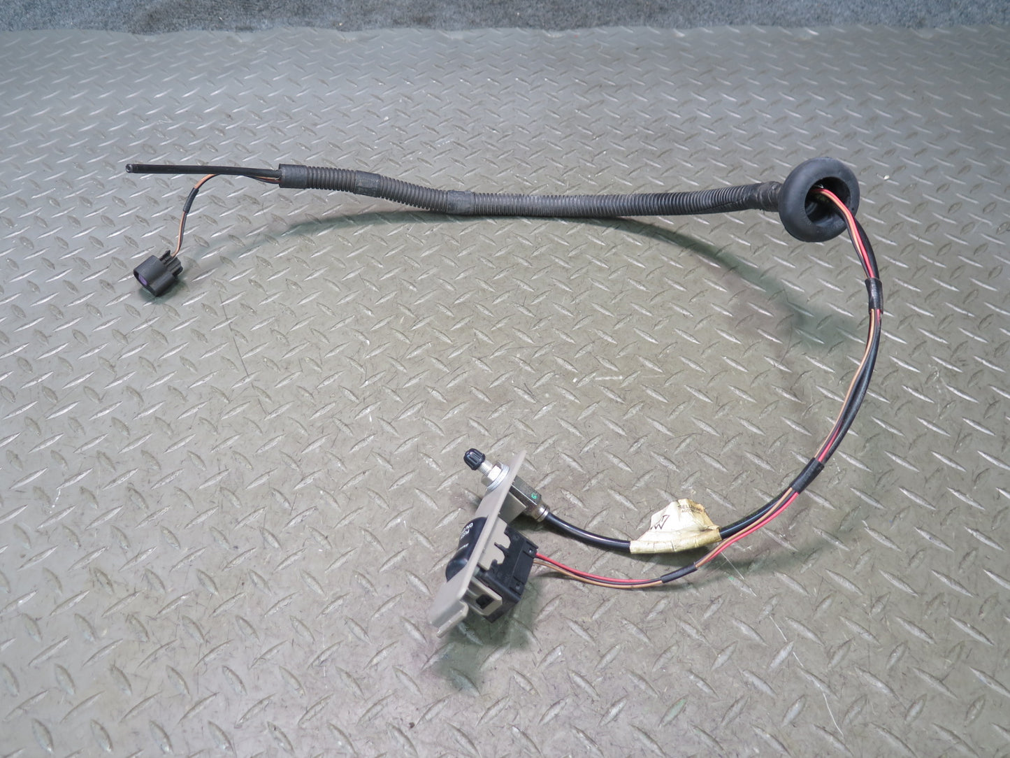 2003-2007 Hummer H2 Inflator Push Button Switch W/ Wire