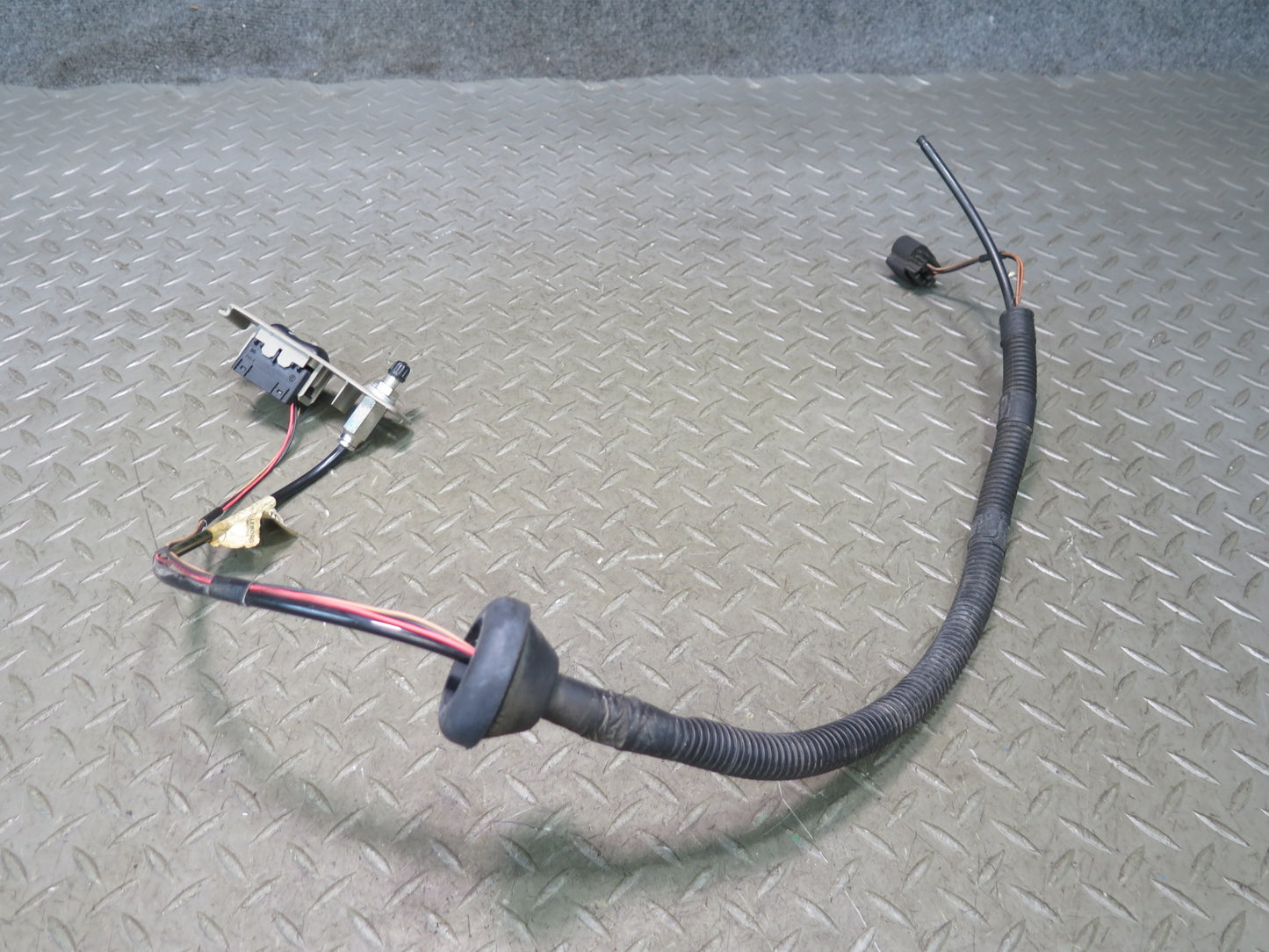 2003-2007 Hummer H2 Inflator Push Button Switch W/ Wire