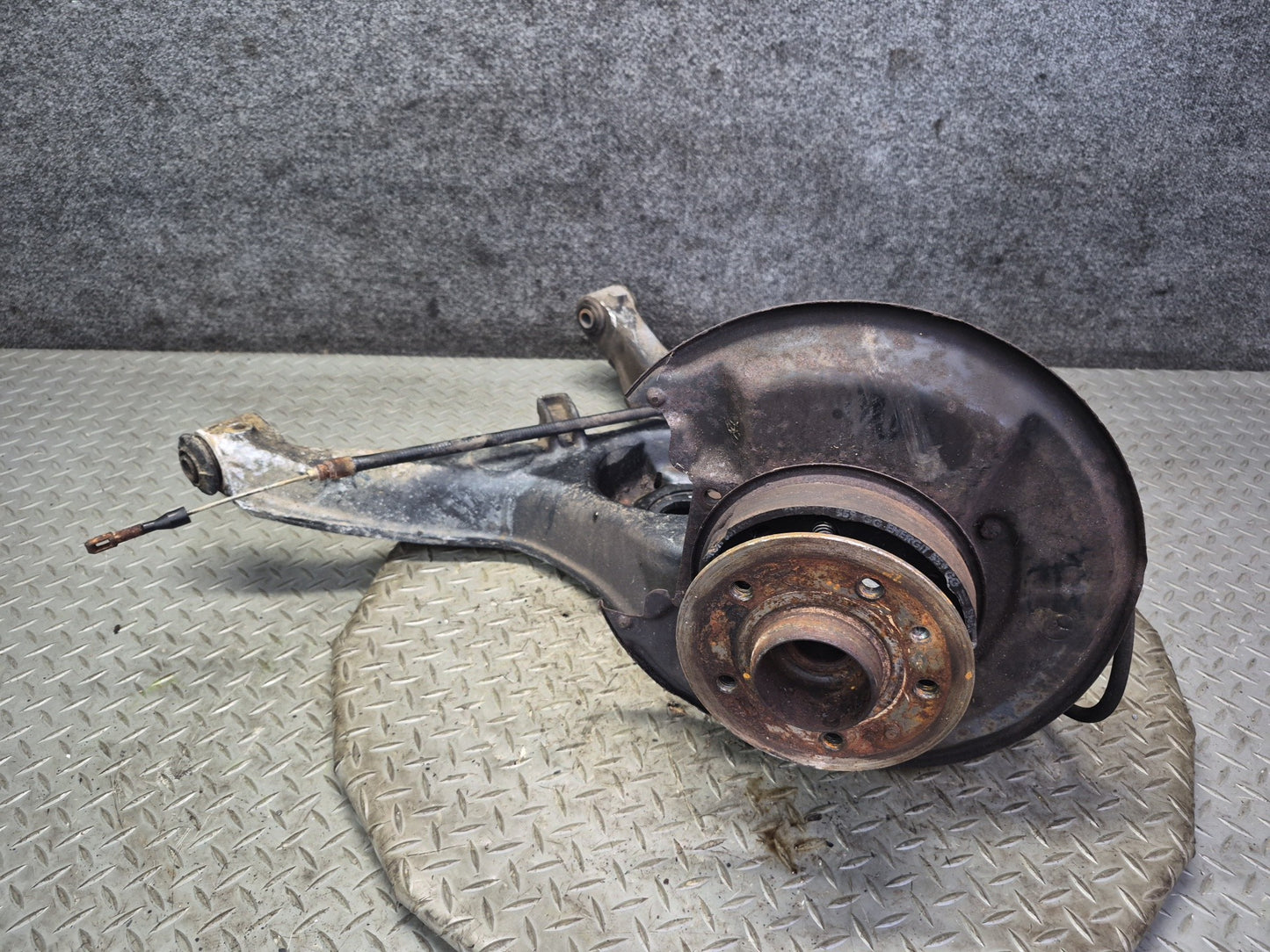 86-91 Mercedes W126 560SEL Rear Left Spindle Knuckle Wheel Hub Bearing 107K OEM