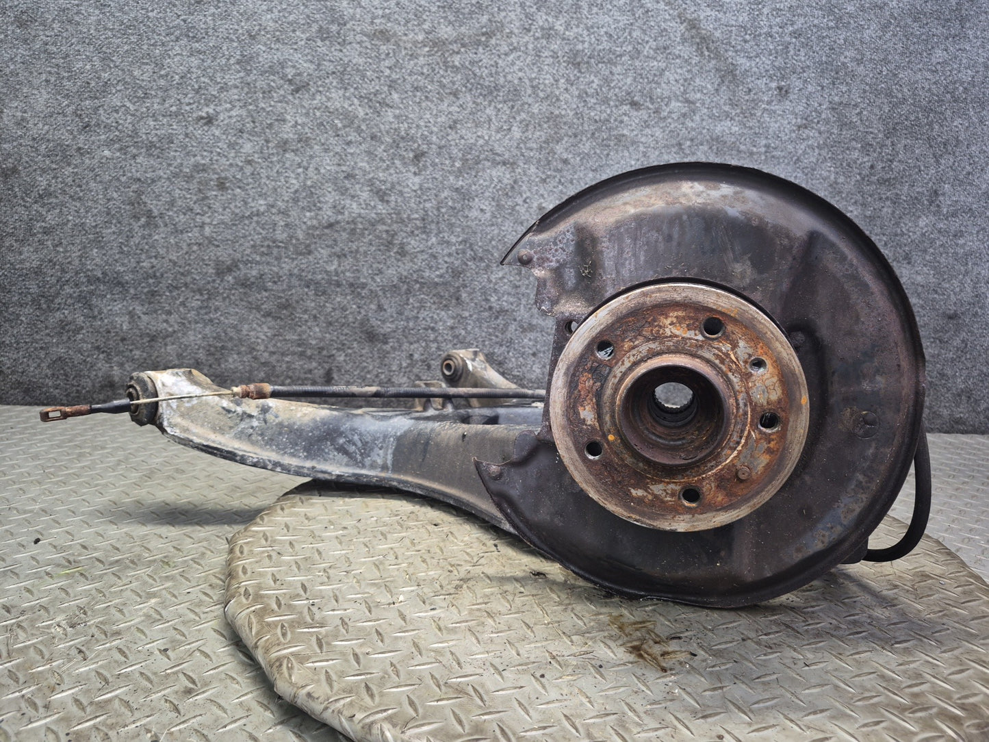 86-91 Mercedes W126 560SEL Rear Left Spindle Knuckle Wheel Hub Bearing 107K OEM