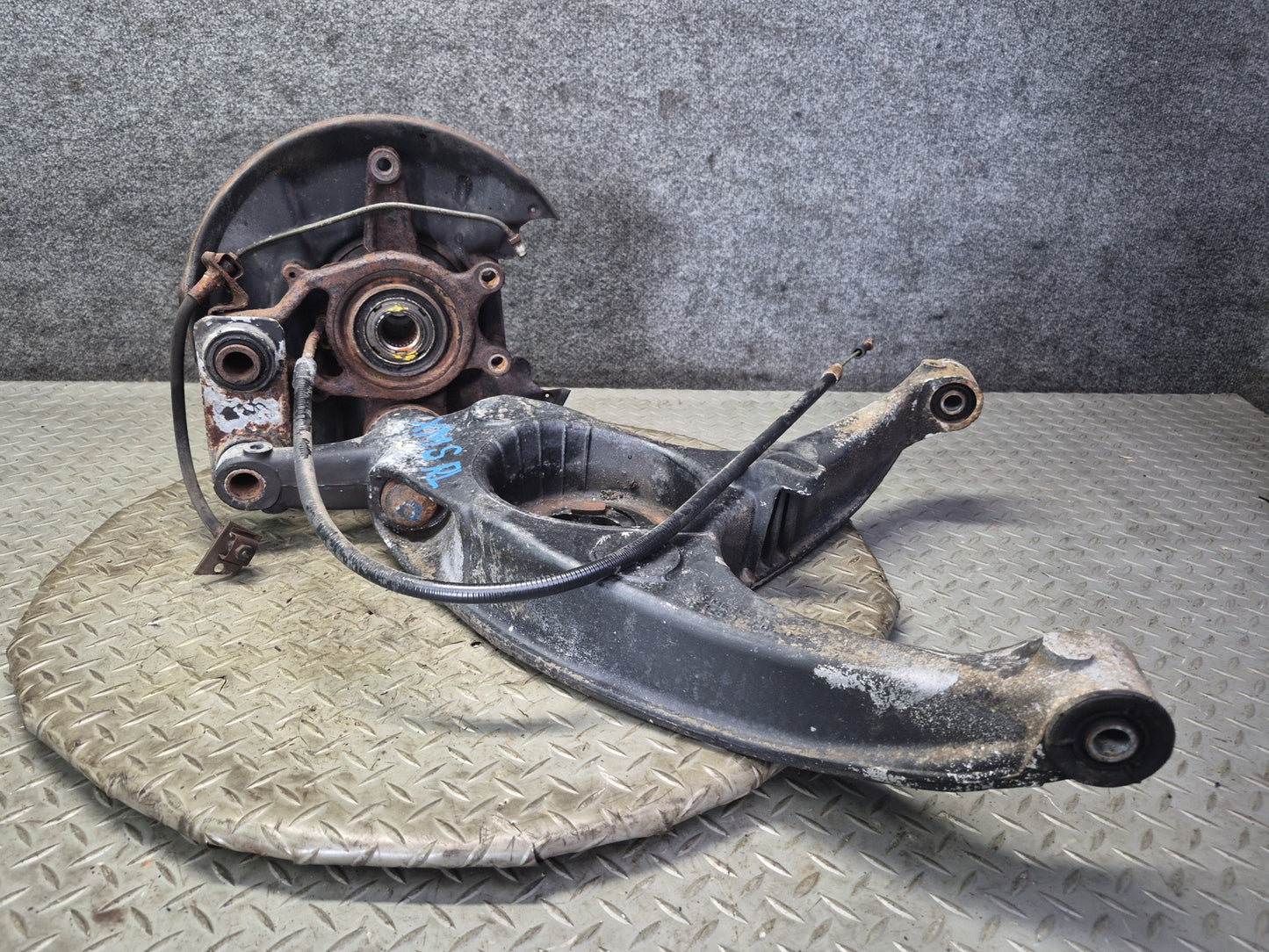 86-91 Mercedes W126 560SEL Rear Left Spindle Knuckle Wheel Hub Bearing 107K OEM