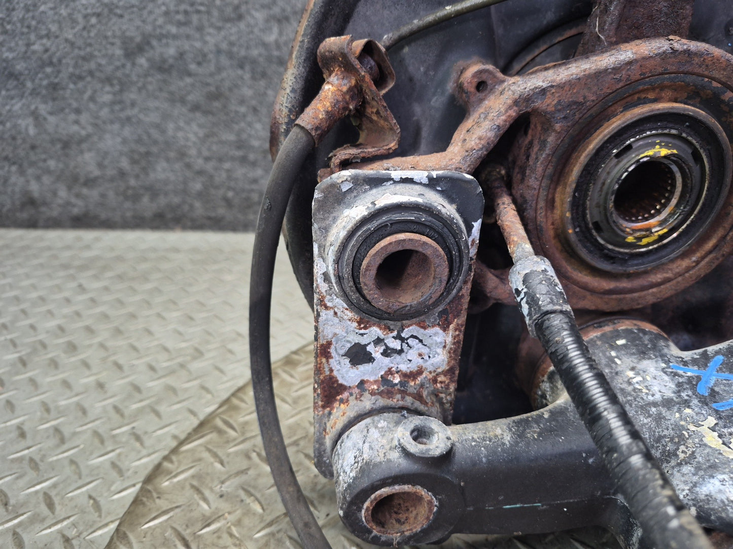 86-91 Mercedes W126 560SEL Rear Left Spindle Knuckle Wheel Hub Bearing 107K OEM
