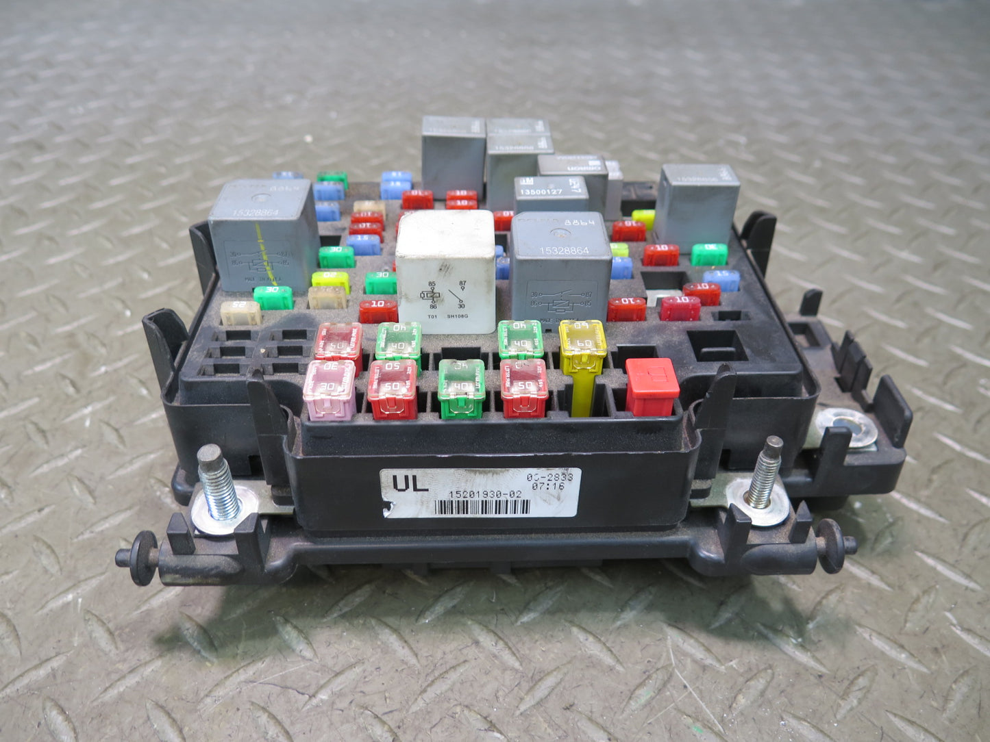 2003-2007 Hummer H2 Engine Bay Junction Fuse Relay Box 15201930