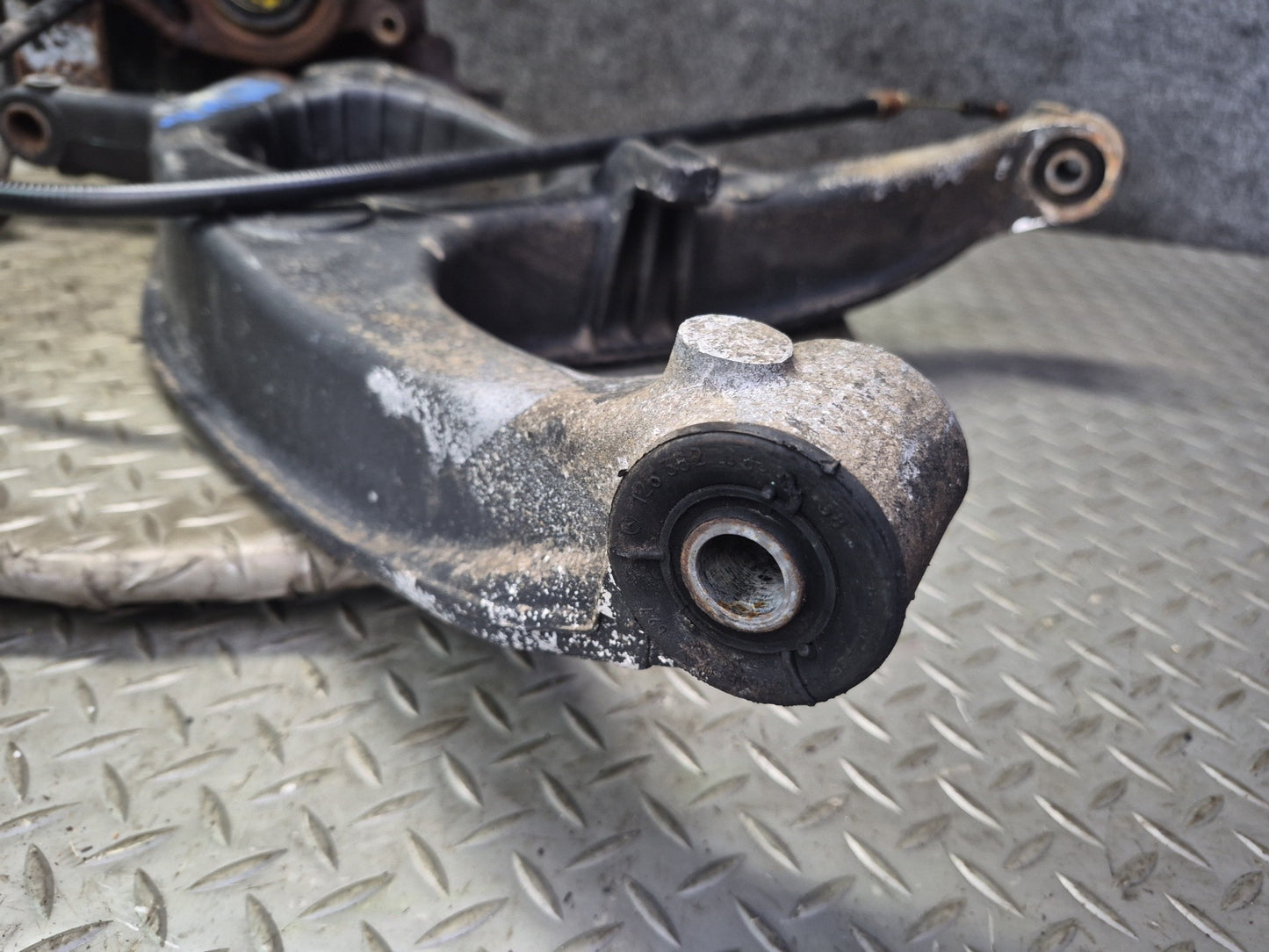86-91 Mercedes W126 560SEL Rear Left Spindle Knuckle Wheel Hub Bearing 107K OEM