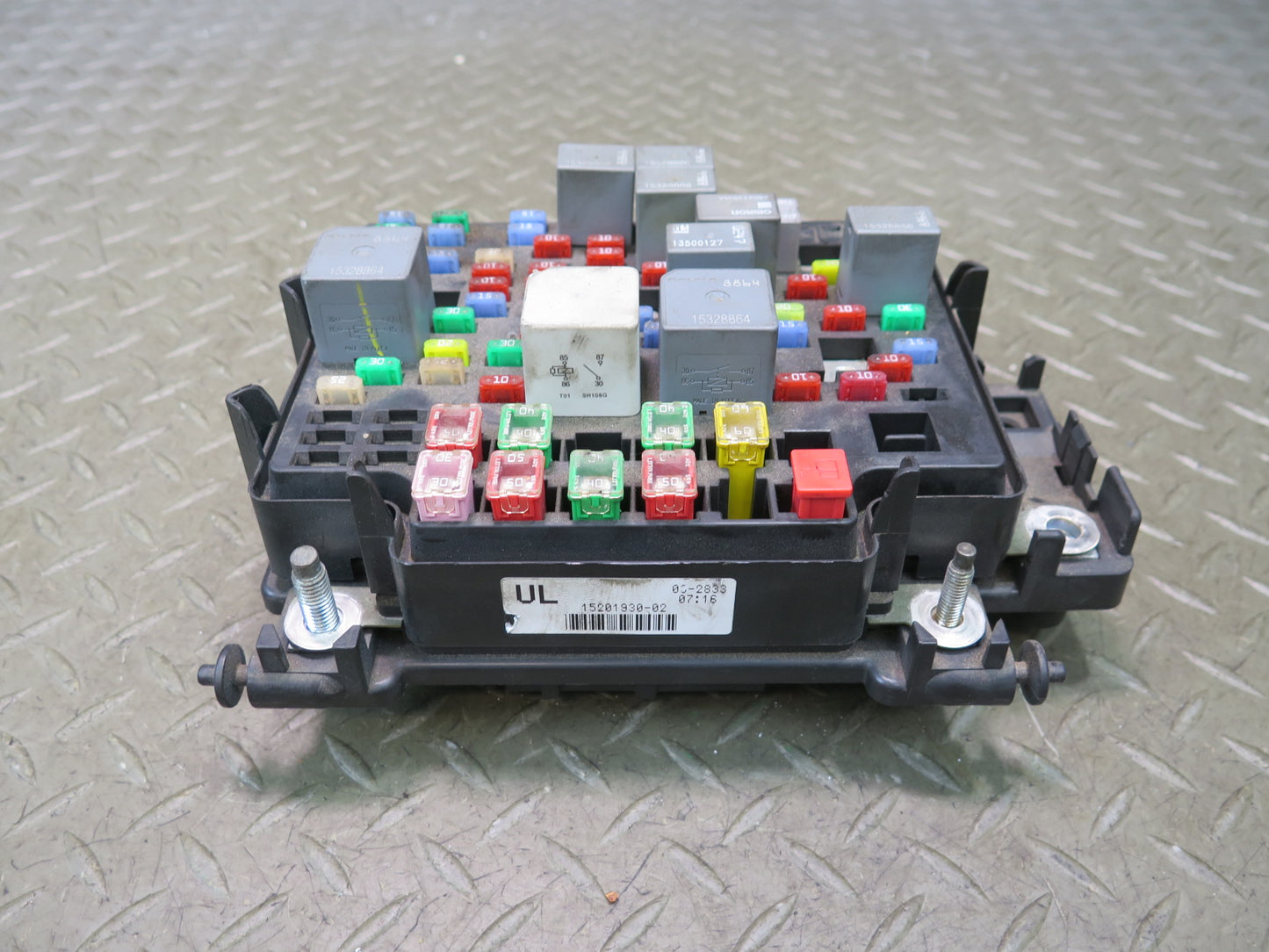 2003-2007 Hummer H2 Engine Bay Junction Fuse Relay Box 15201930