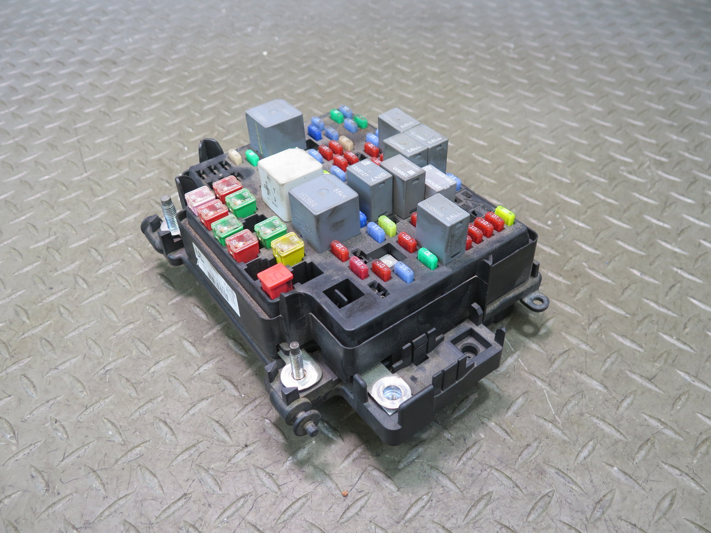 2003-2007 Hummer H2 Engine Bay Junction Fuse Relay Box 15201930