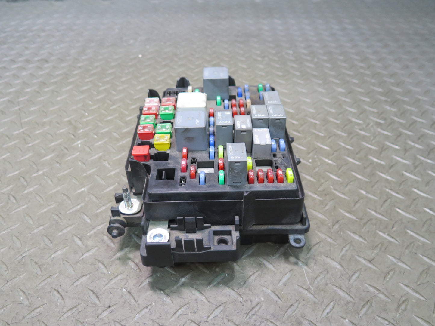 2003-2007 Hummer H2 Engine Bay Junction Fuse Relay Box 15201930