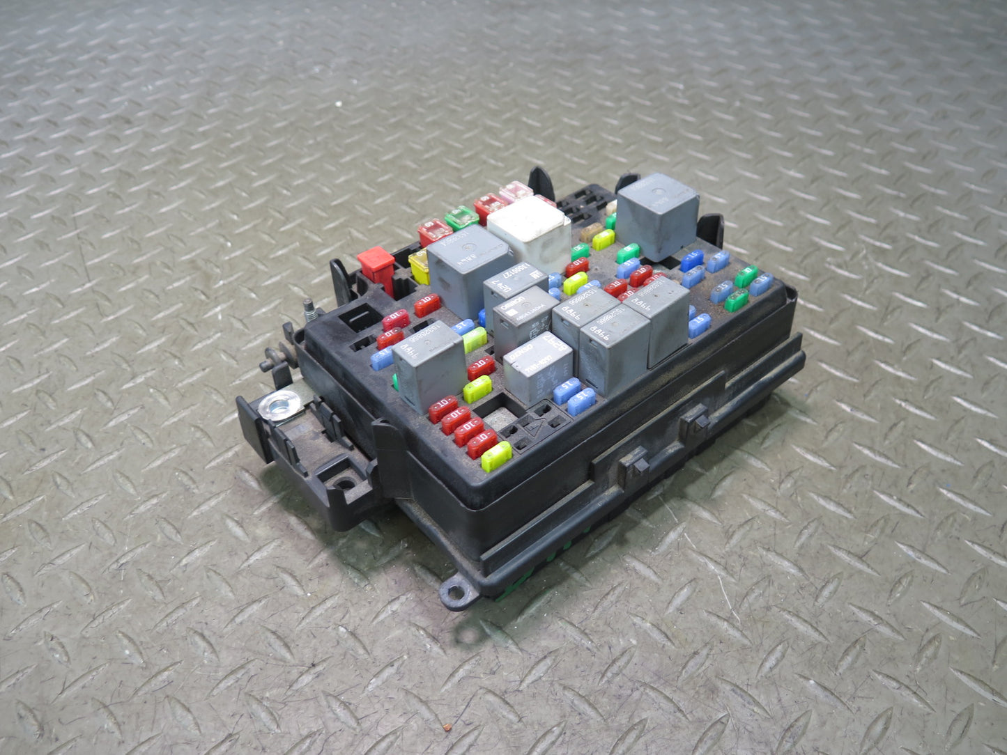 2003-2007 Hummer H2 Engine Bay Junction Fuse Relay Box 15201930