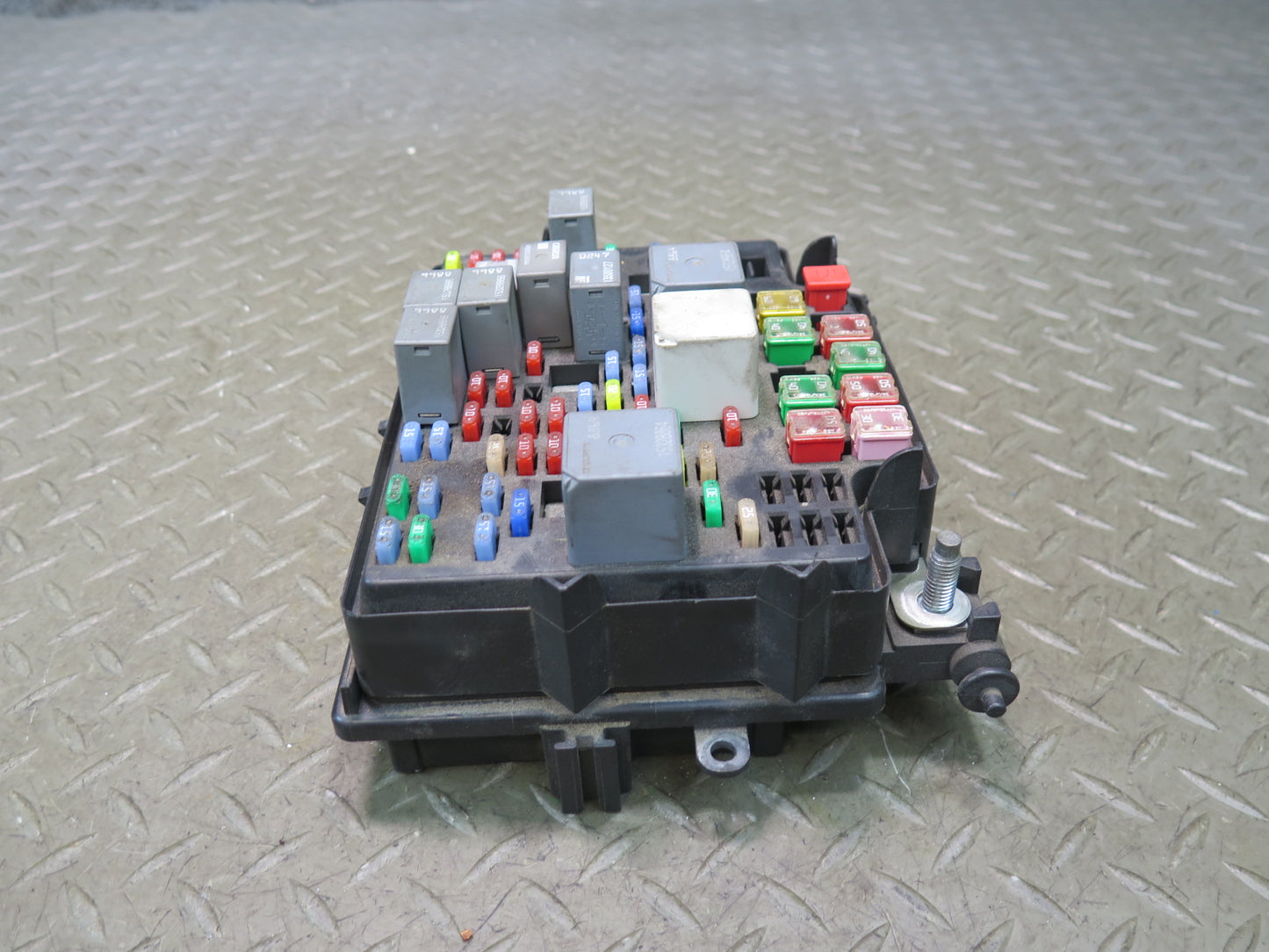 2003-2007 Hummer H2 Engine Bay Junction Fuse Relay Box 15201930