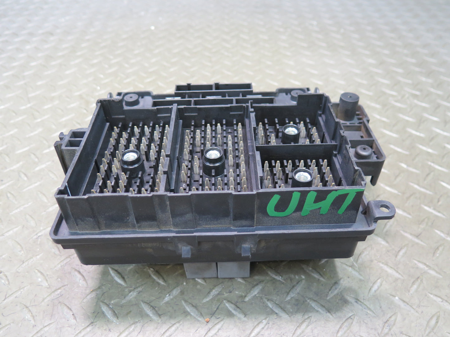 2003-2007 Hummer H2 Engine Bay Junction Fuse Relay Box 15201930