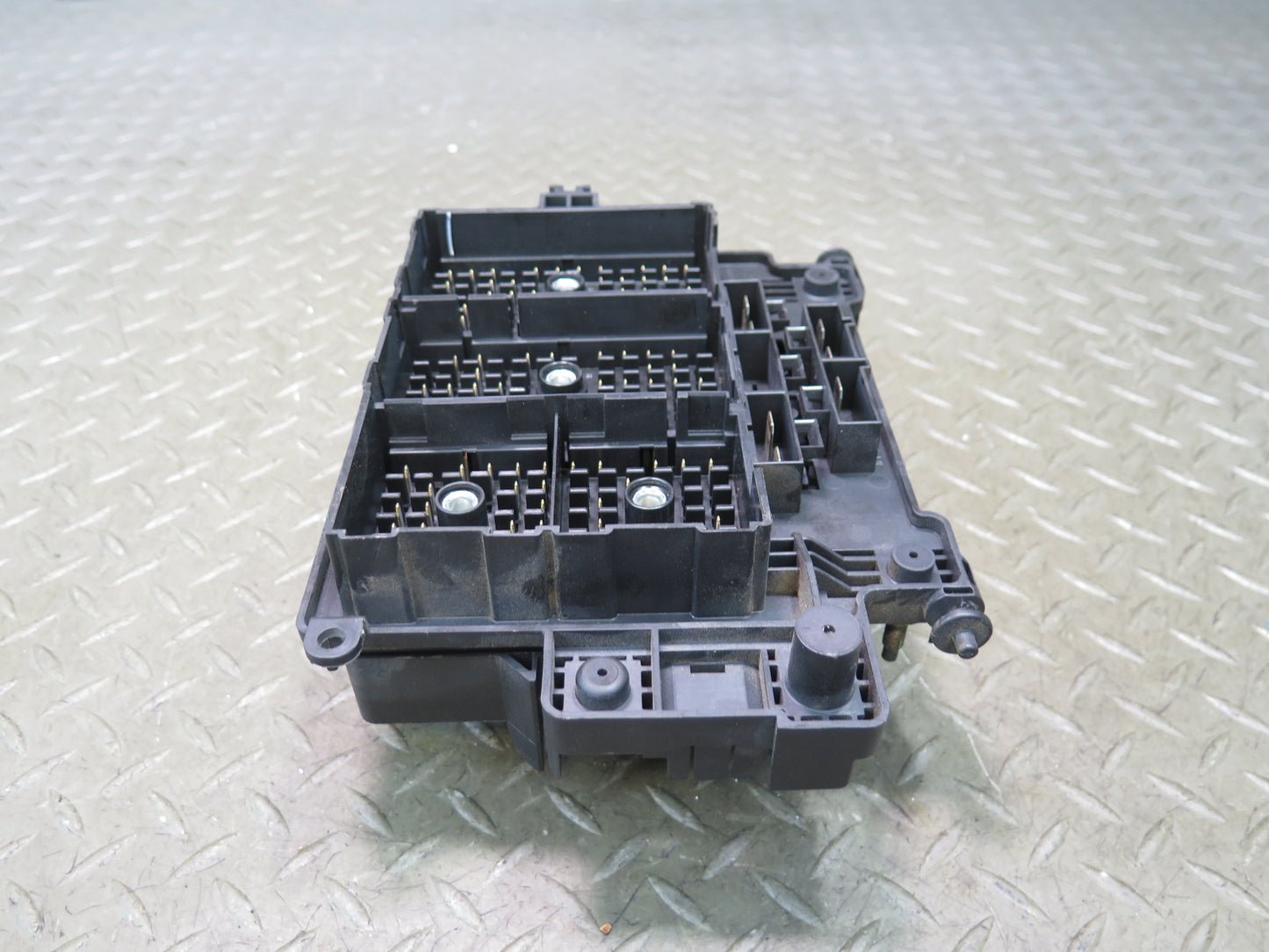 2003-2007 Hummer H2 Engine Bay Junction Fuse Relay Box 15201930