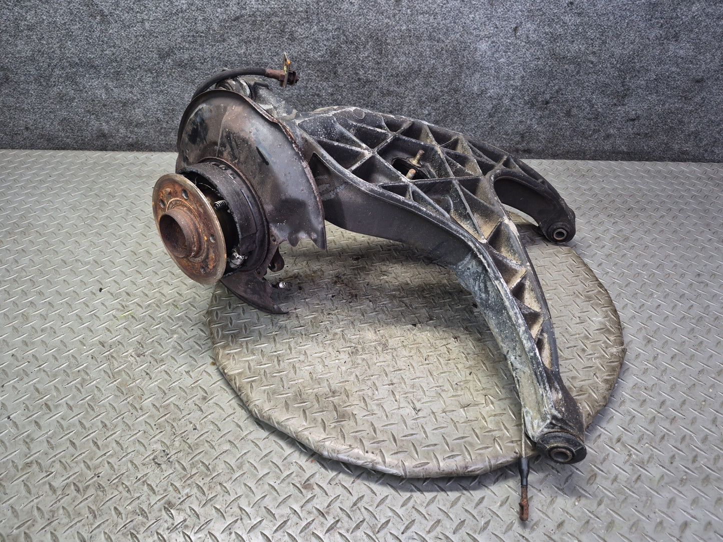 86-91 Mercedes W126 560SEL Rear Left Spindle Knuckle Wheel Hub Bearing 107K OEM