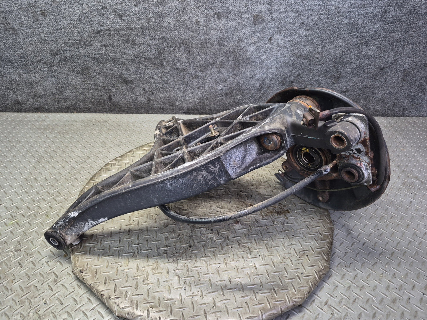 86-91 Mercedes W126 560SEL Rear Left Spindle Knuckle Wheel Hub Bearing 107K OEM
