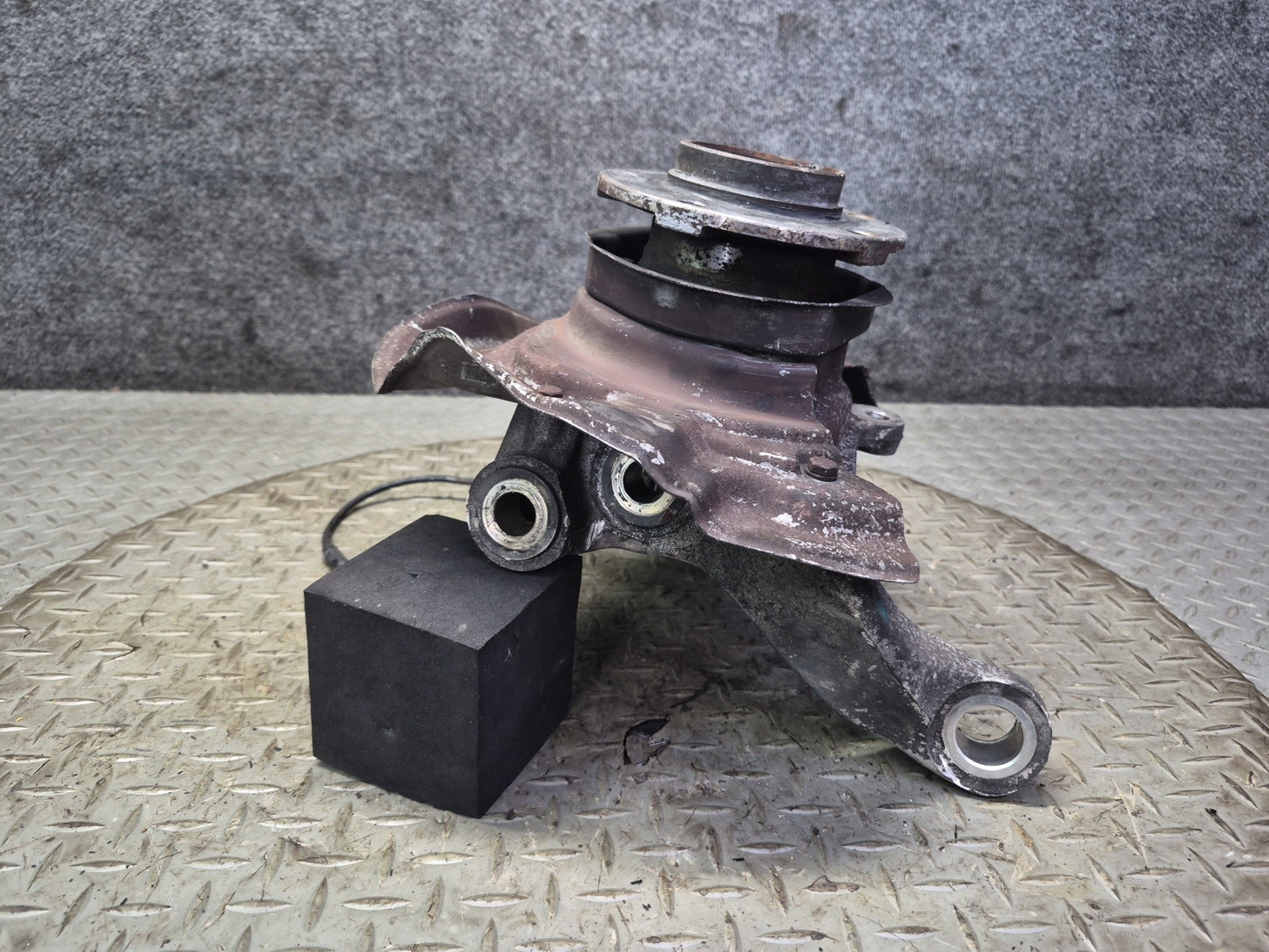 97-03 BMW E39 540i RWD Front Left Spindle Knuckle Wheel Hub Bearing OEM