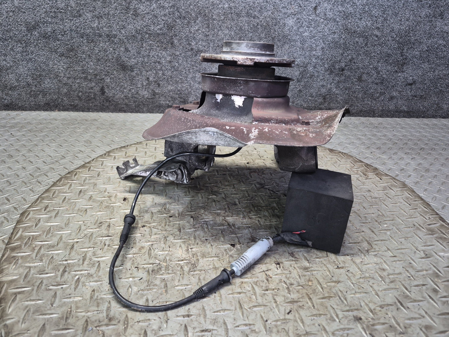 97-03 BMW E39 540i RWD Front Left Spindle Knuckle Wheel Hub Bearing OEM