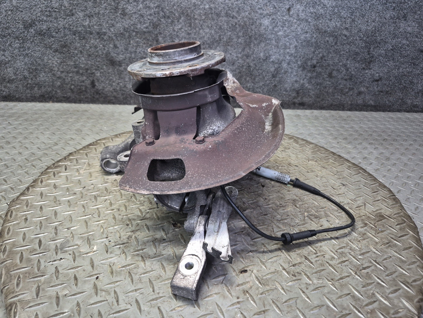 97-03 BMW E39 540i RWD Front Left Spindle Knuckle Wheel Hub Bearing OEM