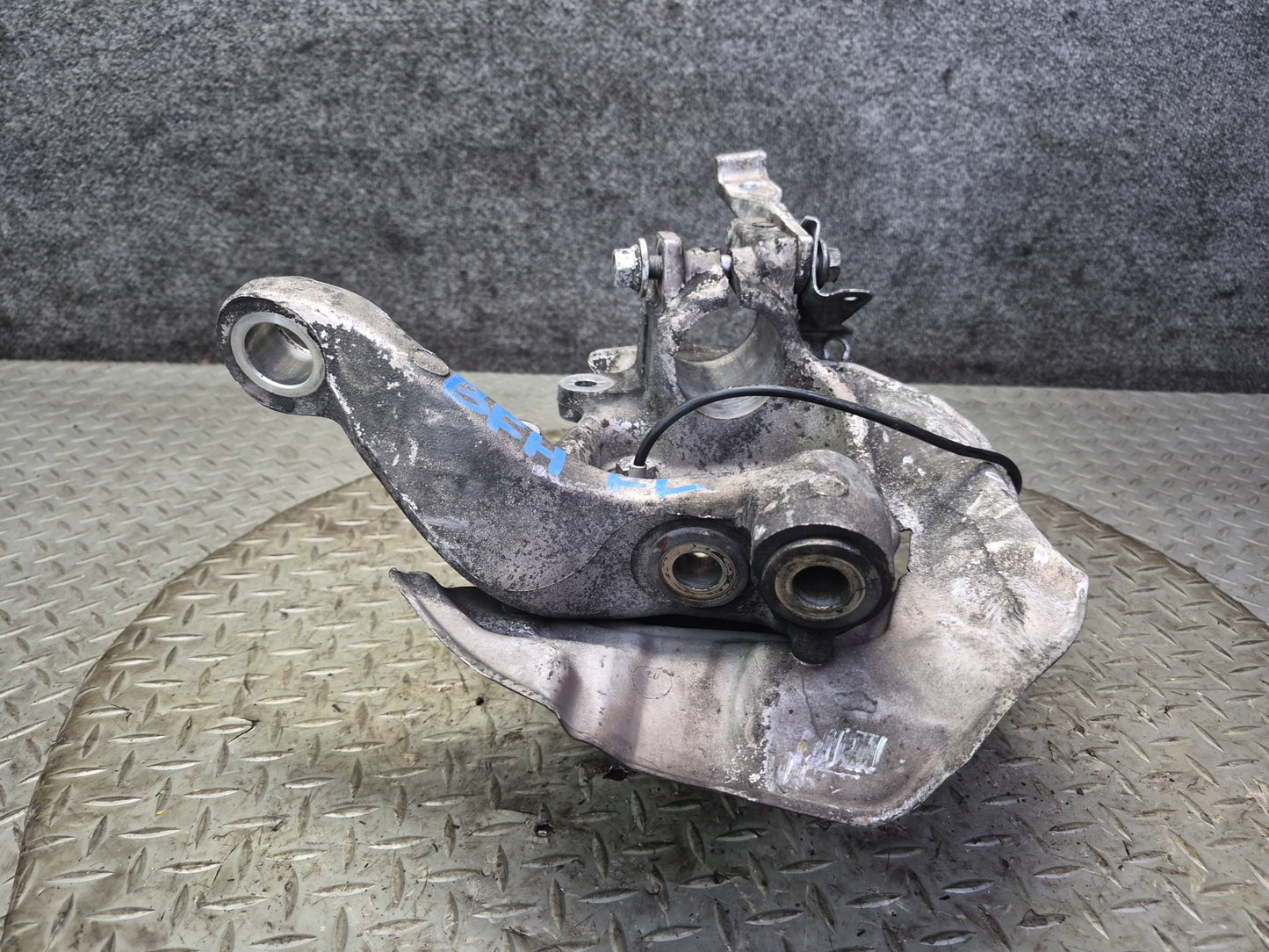 97-03 BMW E39 540i RWD Front Left Spindle Knuckle Wheel Hub Bearing OEM