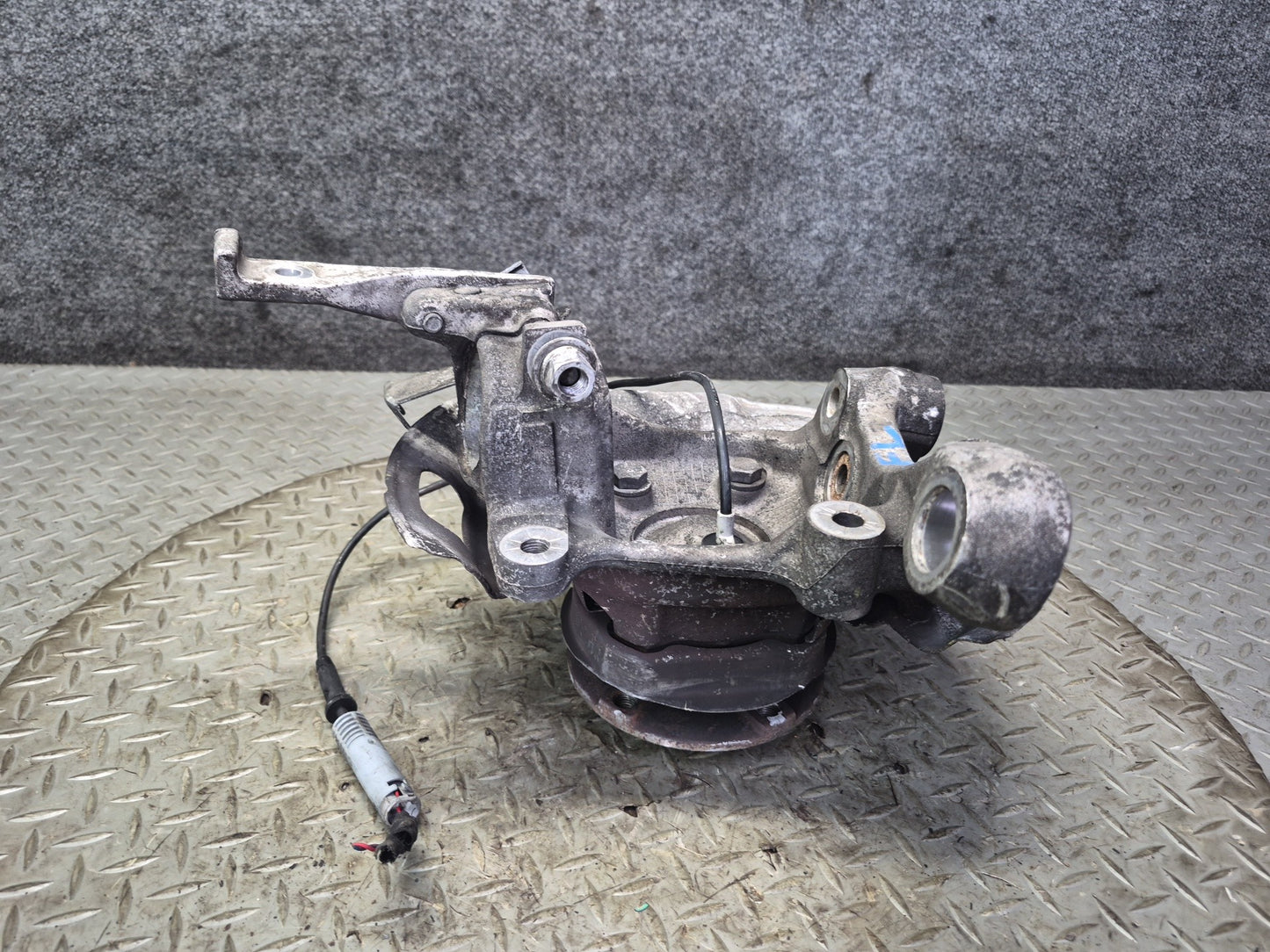 97-03 BMW E39 540i RWD Front Left Spindle Knuckle Wheel Hub Bearing OEM