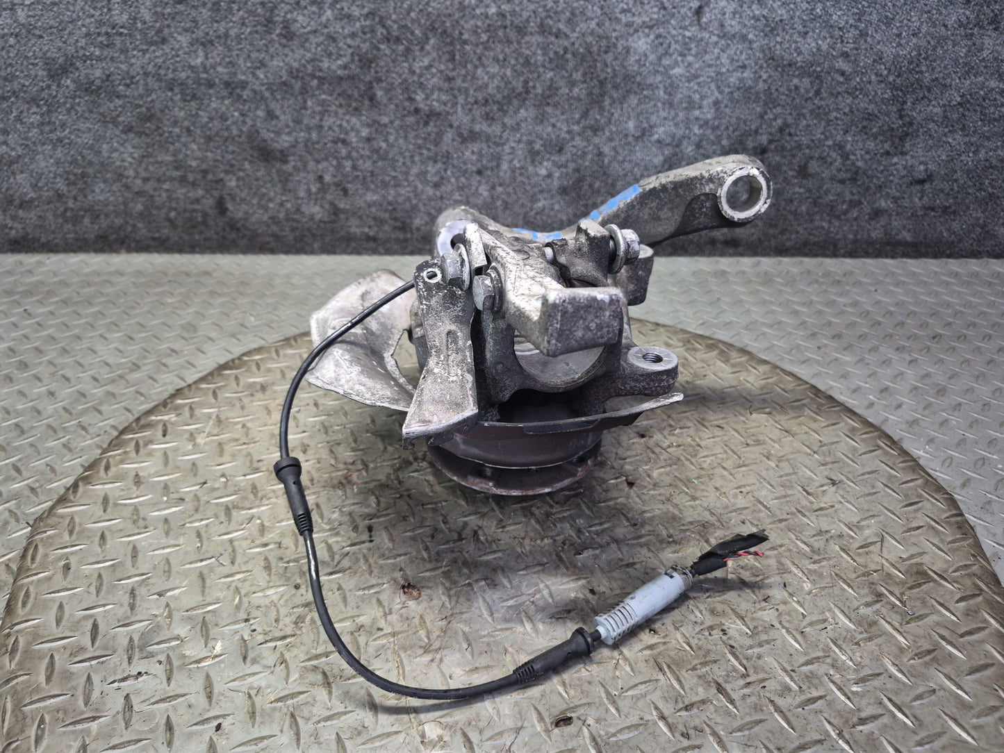 97-03 BMW E39 540i RWD Front Left Spindle Knuckle Wheel Hub Bearing OEM
