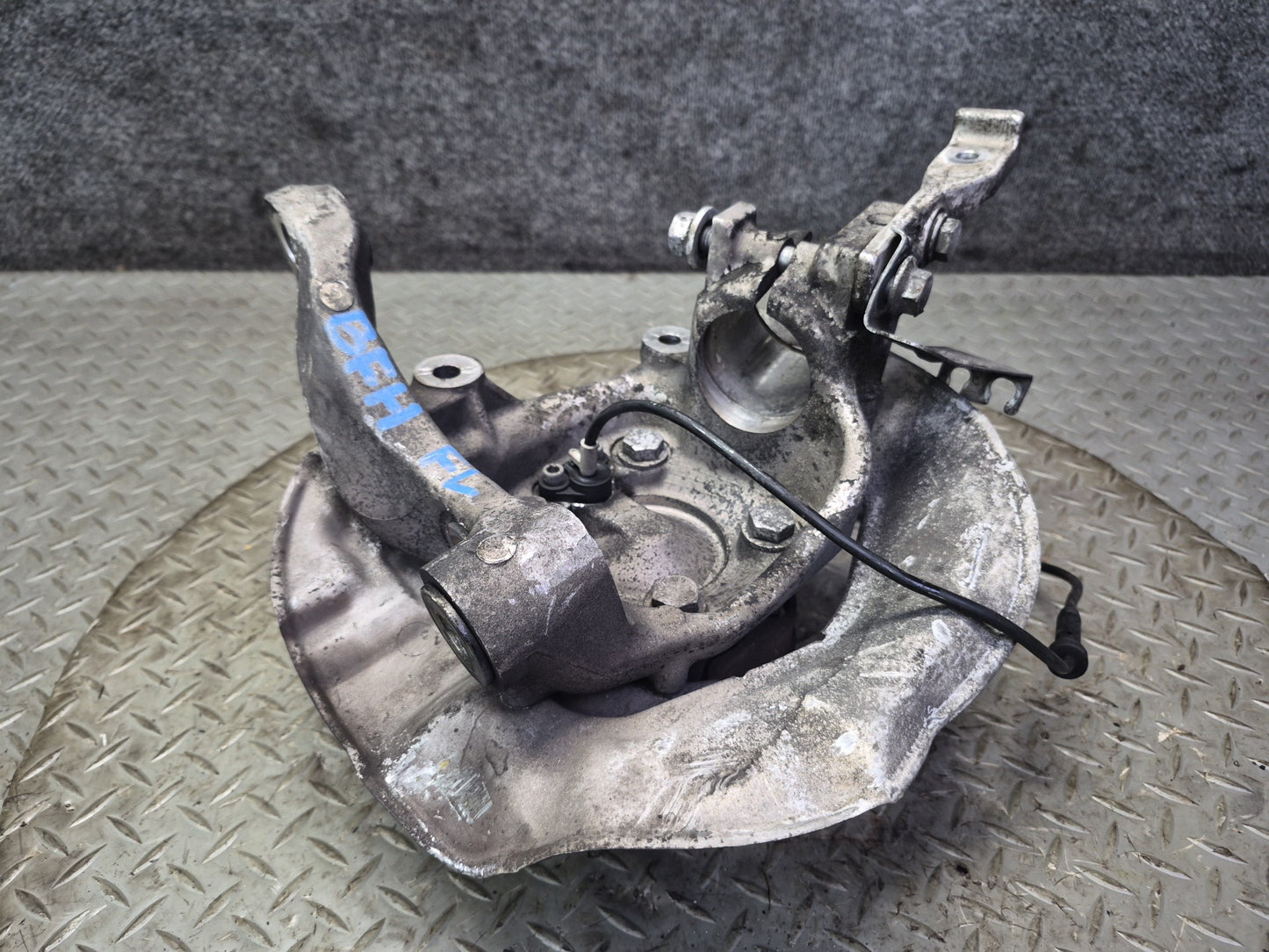 97-03 BMW E39 540i RWD Front Left Spindle Knuckle Wheel Hub Bearing OEM