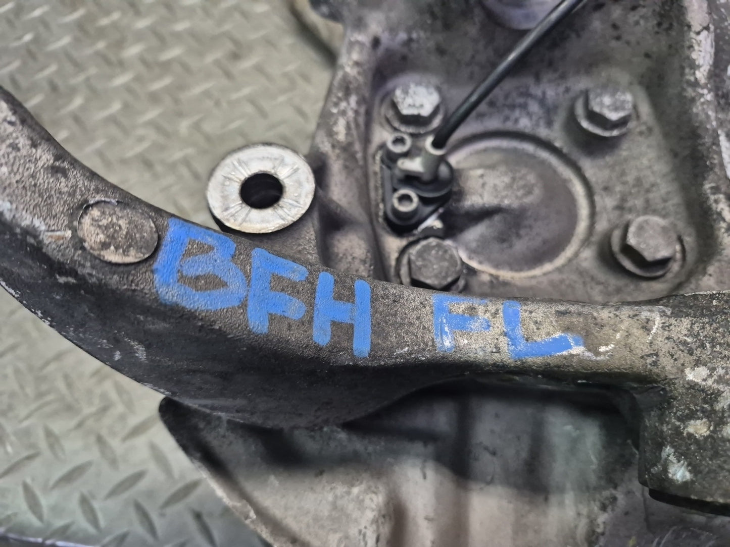 97-03 BMW E39 540i RWD Front Left Spindle Knuckle Wheel Hub Bearing OEM