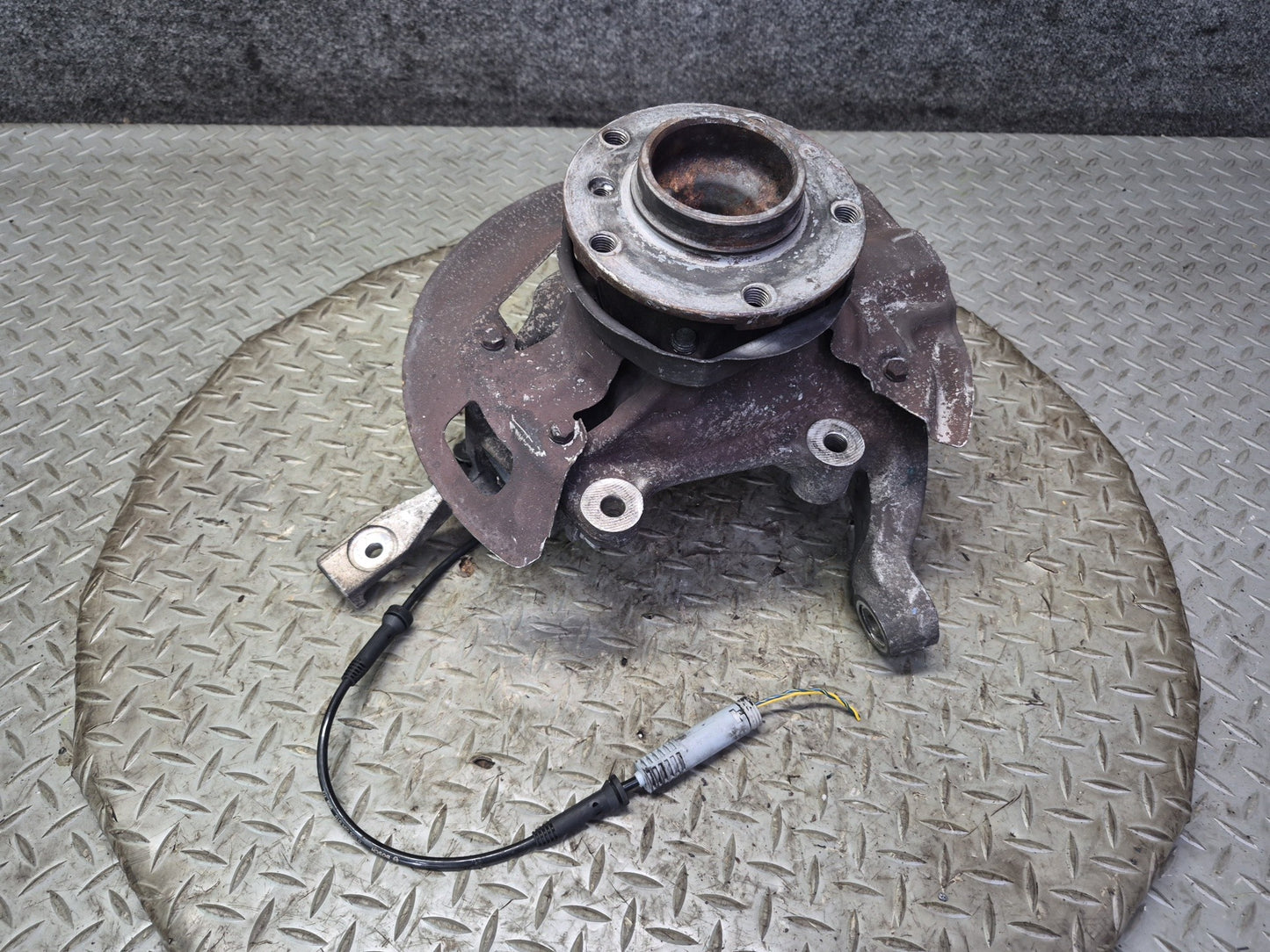 97-03 BMW E39 540i RWD Front Right Spindle Knuckle Wheel Hub Bearing OEM
