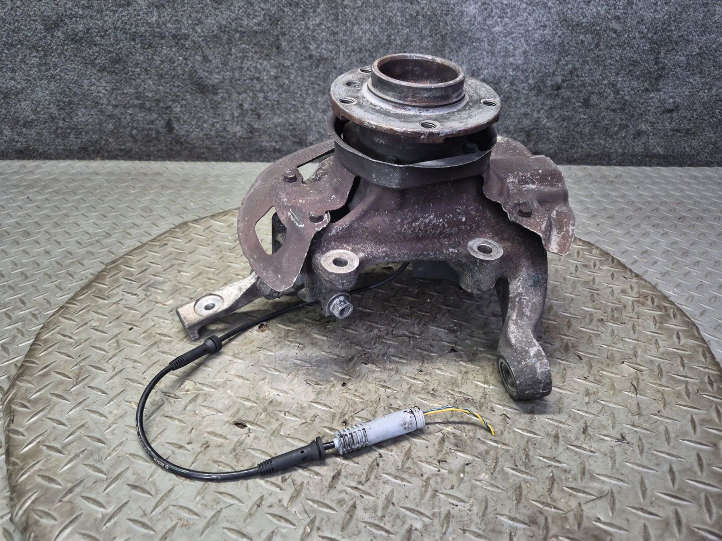 97-03 BMW E39 540i RWD Front Right Spindle Knuckle Wheel Hub Bearing OEM