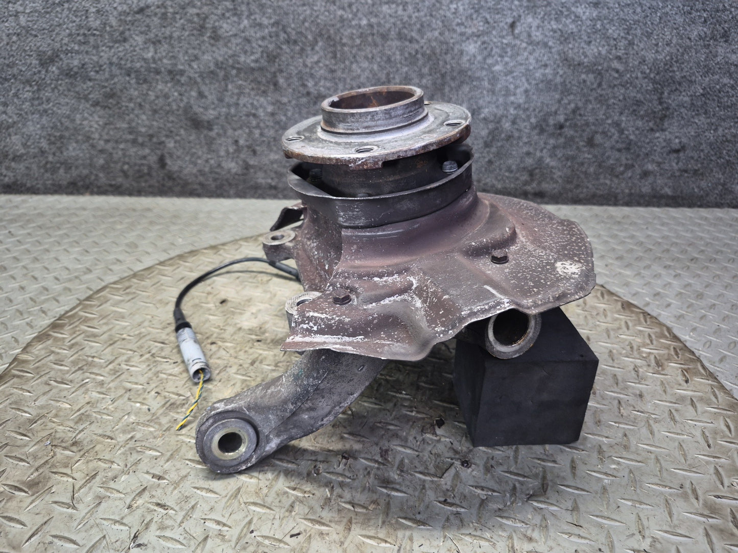 97-03 BMW E39 540i RWD Front Right Spindle Knuckle Wheel Hub Bearing OEM