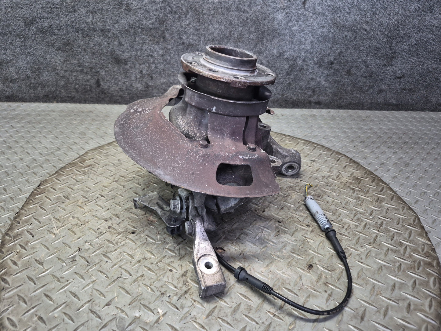 97-03 BMW E39 540i RWD Front Right Spindle Knuckle Wheel Hub Bearing OEM