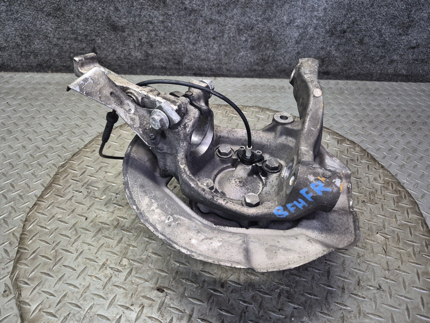 97-03 BMW E39 540i RWD Front Right Spindle Knuckle Wheel Hub Bearing OEM