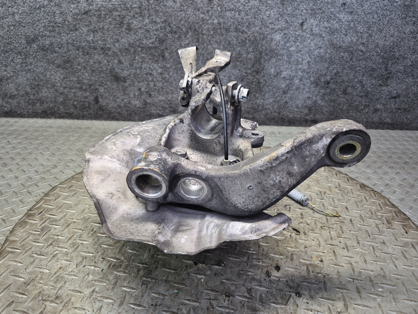 97-03 BMW E39 540i RWD Front Right Spindle Knuckle Wheel Hub Bearing OEM