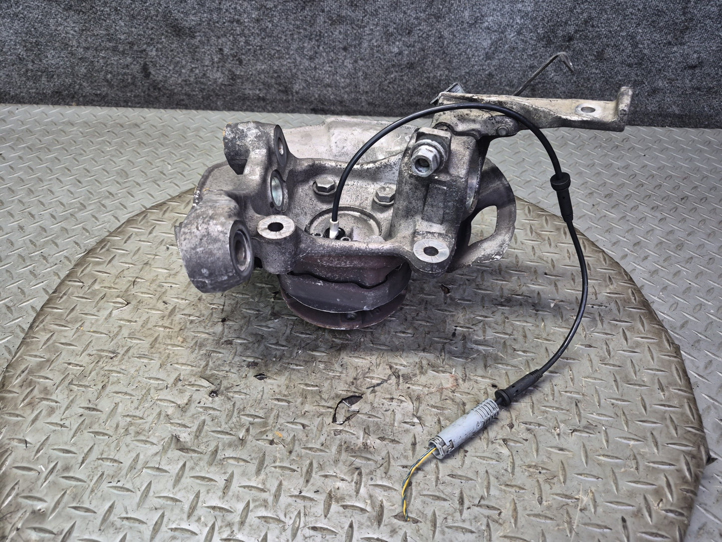 97-03 BMW E39 540i RWD Front Right Spindle Knuckle Wheel Hub Bearing OEM