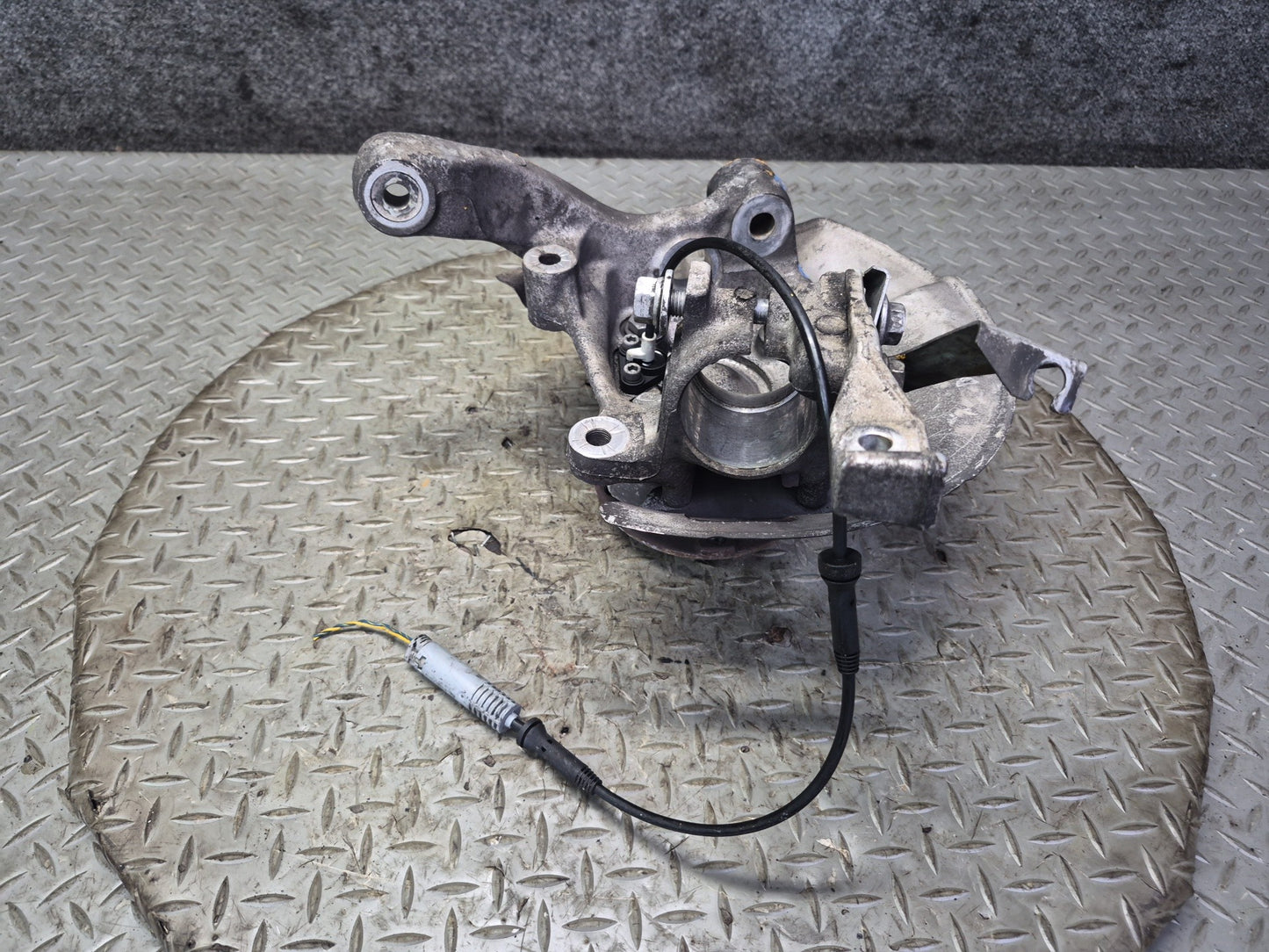 97-03 BMW E39 540i RWD Front Right Spindle Knuckle Wheel Hub Bearing OEM
