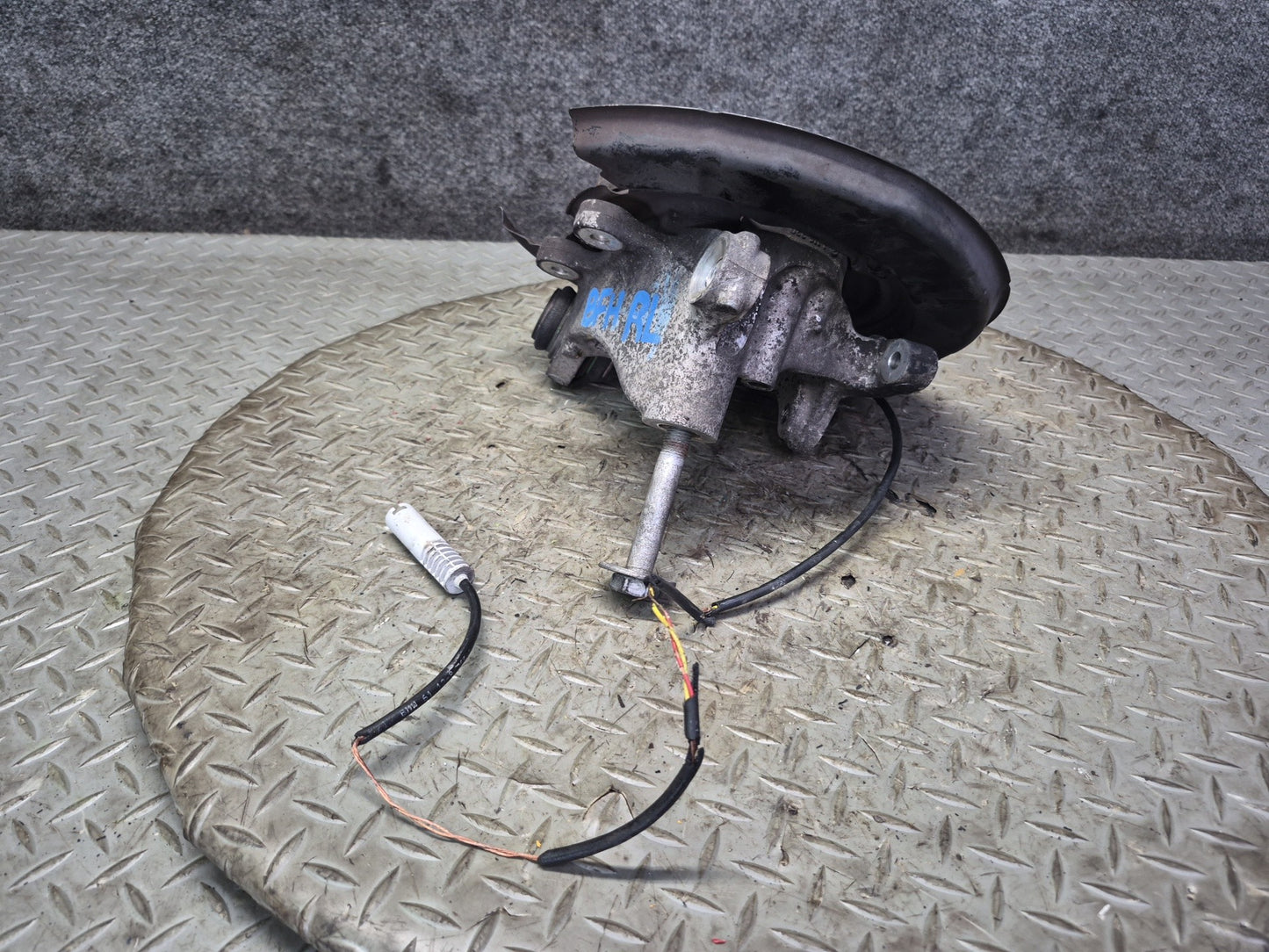 97-01 BMW E39 540i RWD Rear Left Spindle Knuckle Wheel Hub Bearing OEM